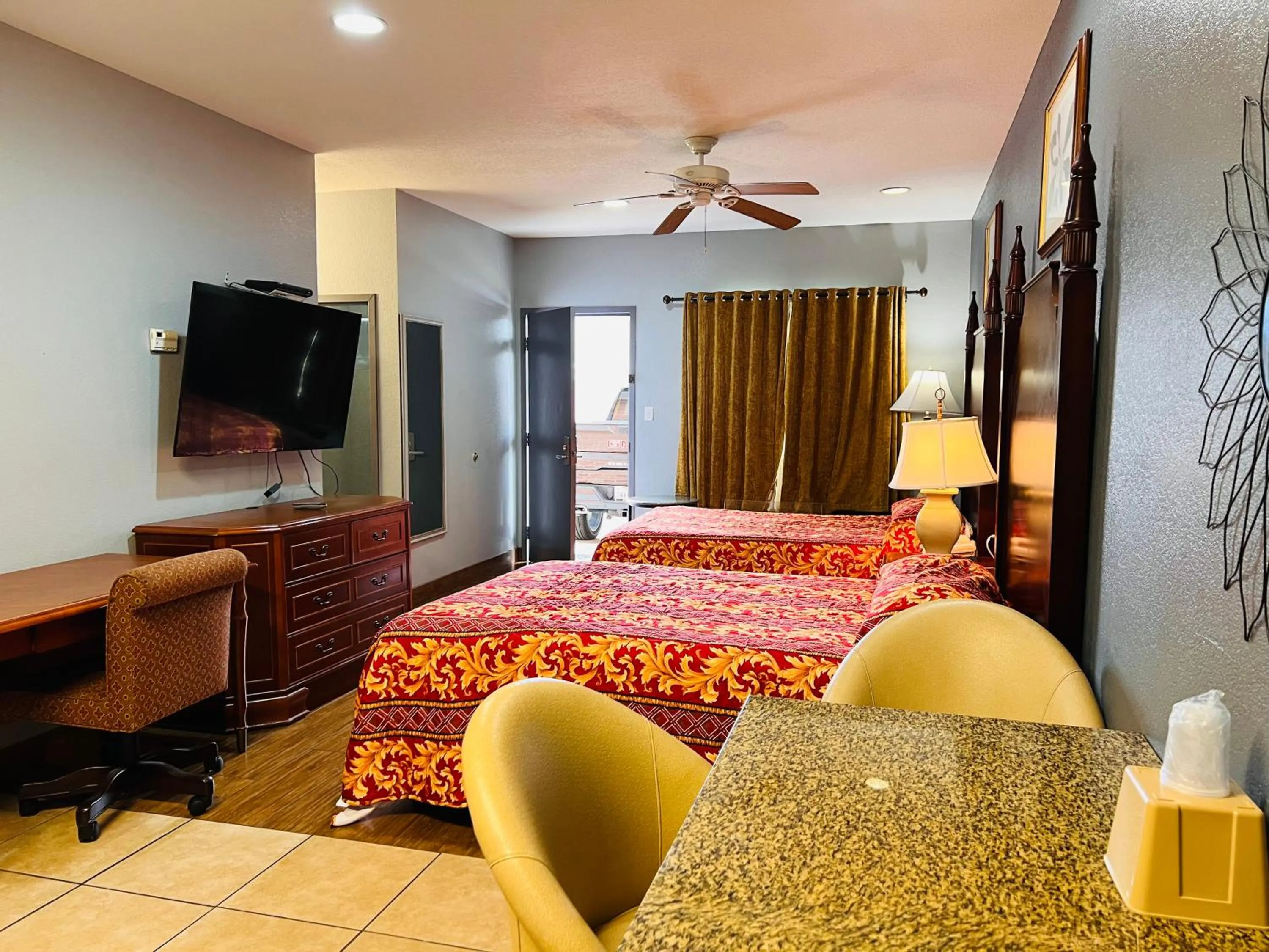 Living room, Bed in The Shades Motel