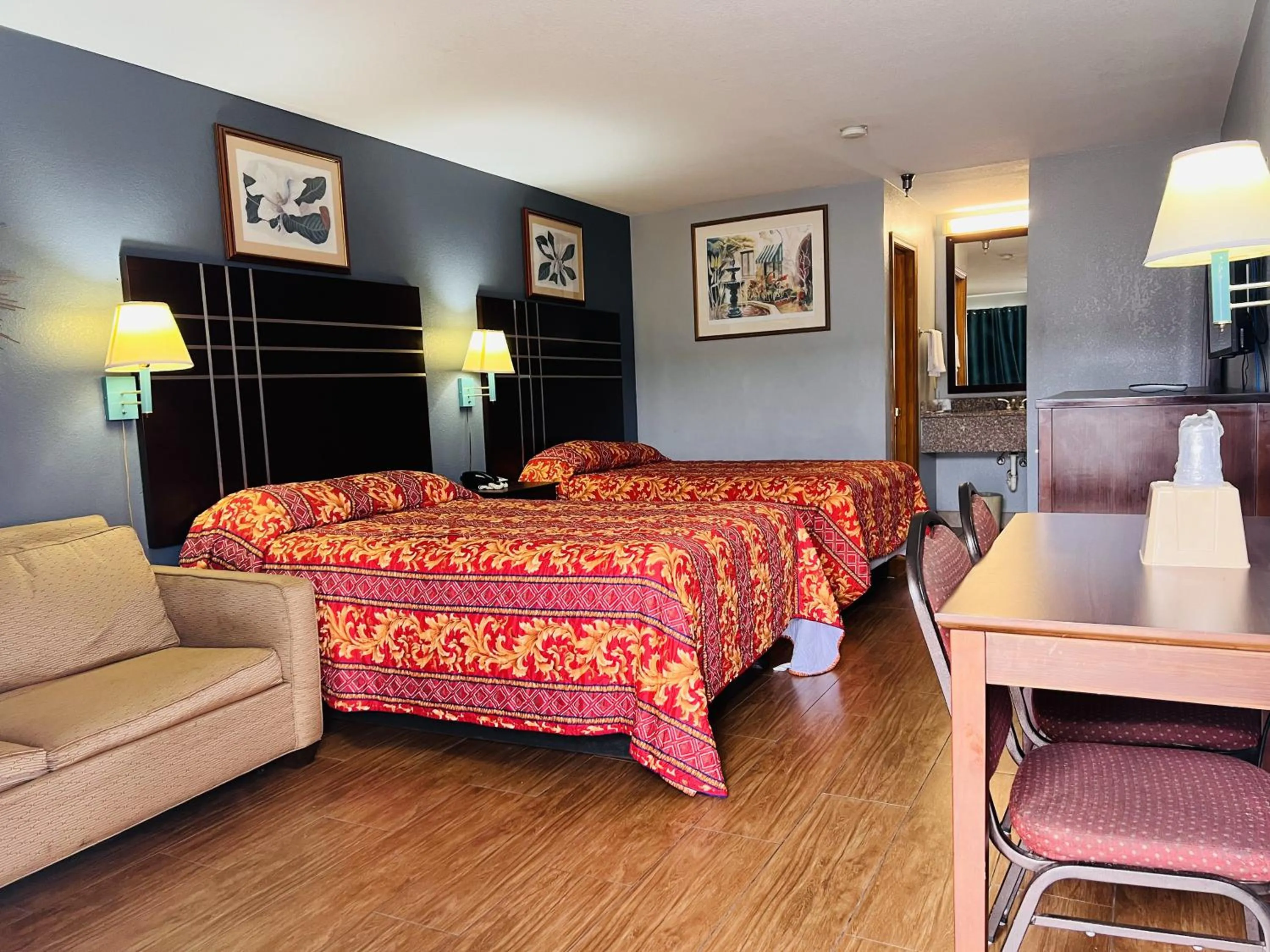 Living room, Bed in The Shades Motel