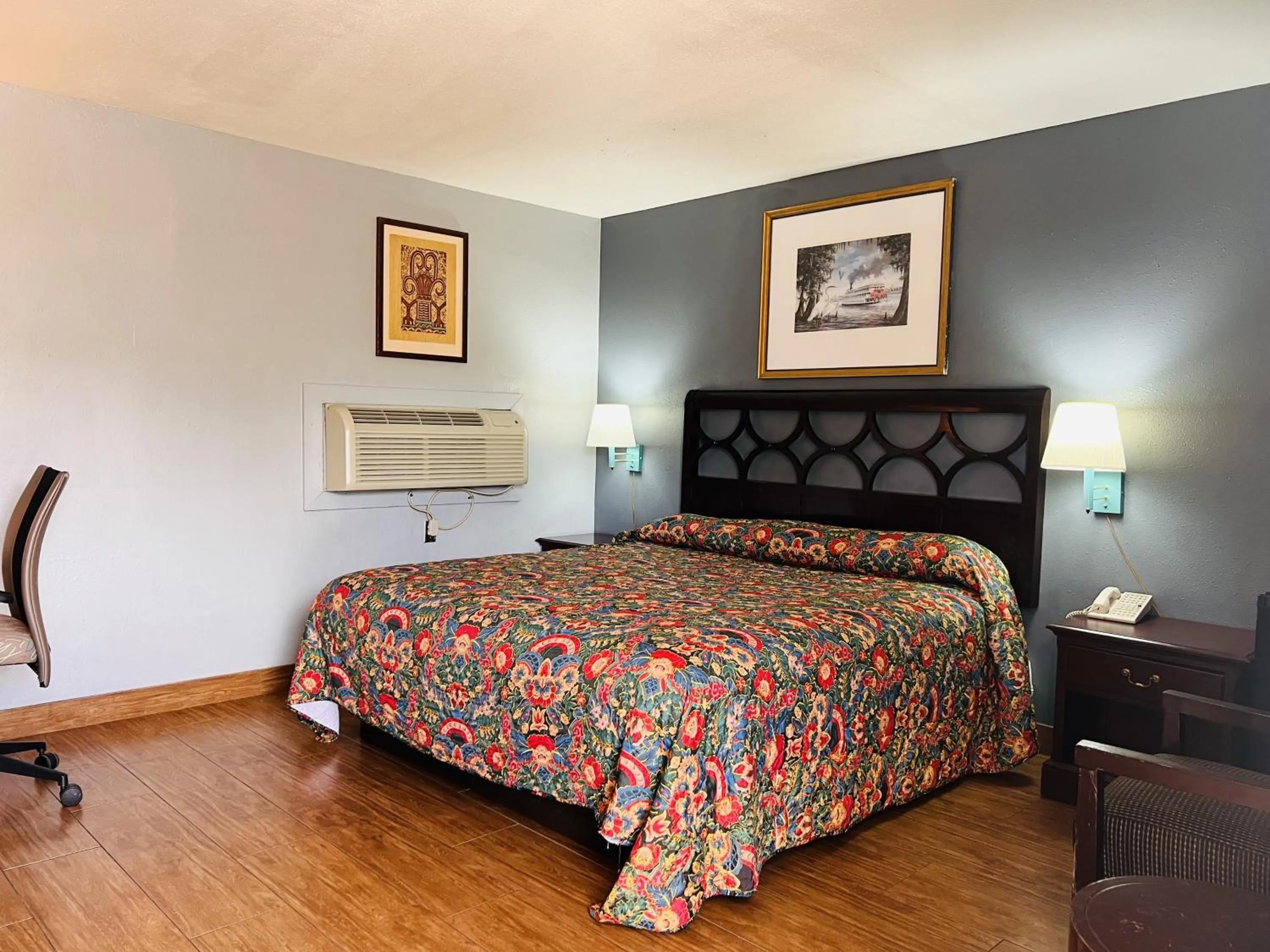 Living room, Bed in The Shades Motel