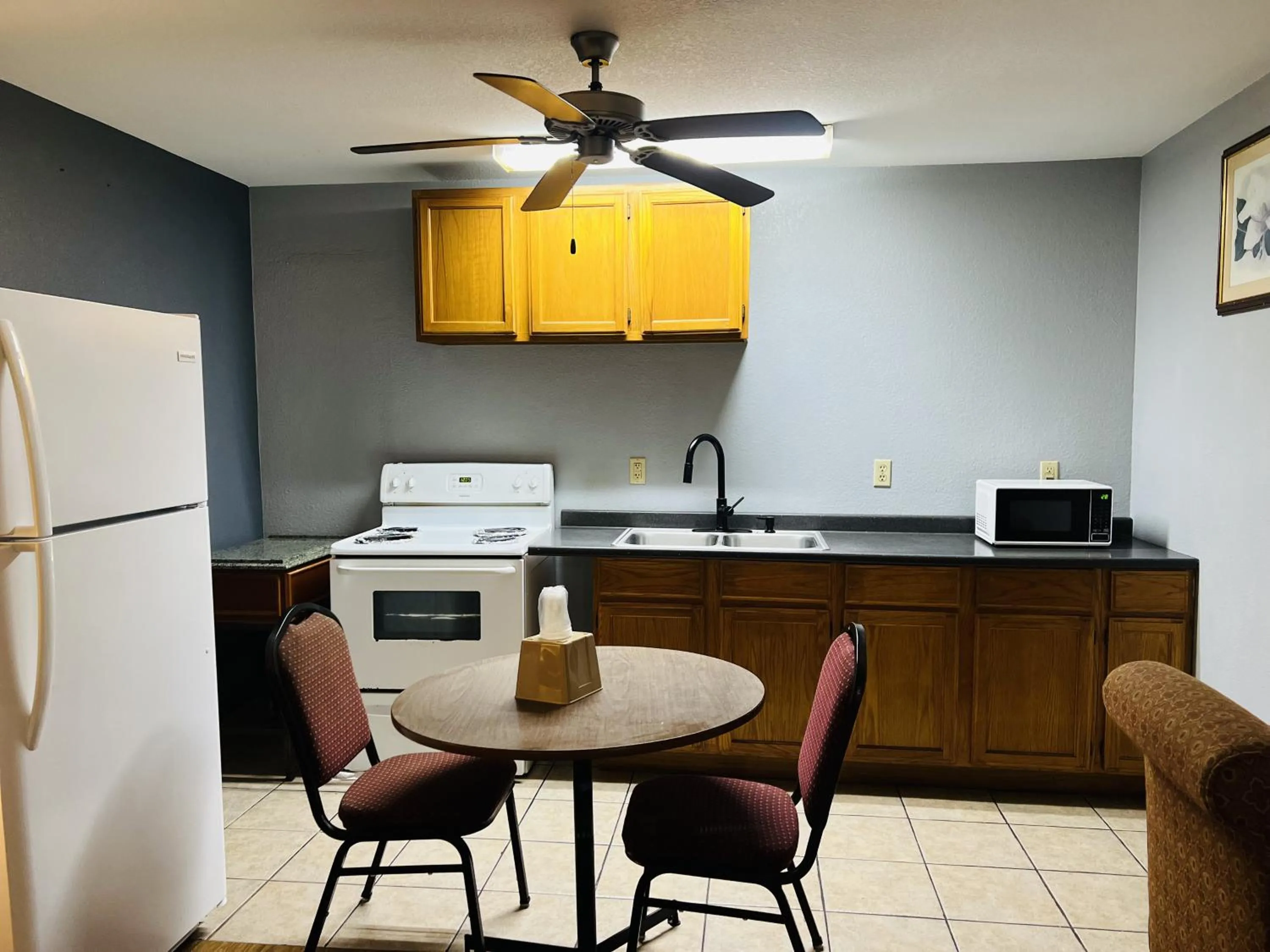 Kitchen or kitchenette in The Shades Motel