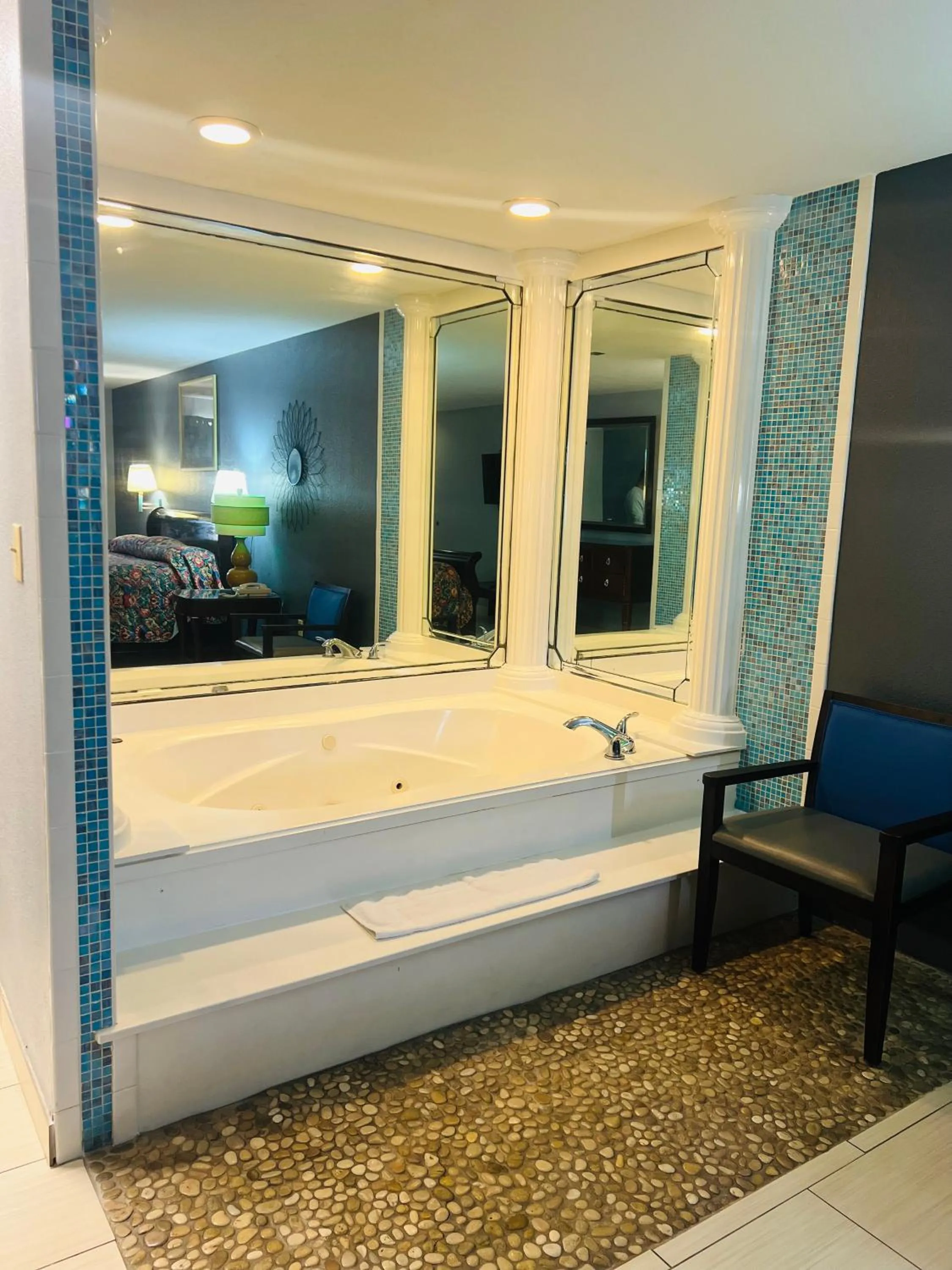 Hot Tub, Bed in The Shades Motel