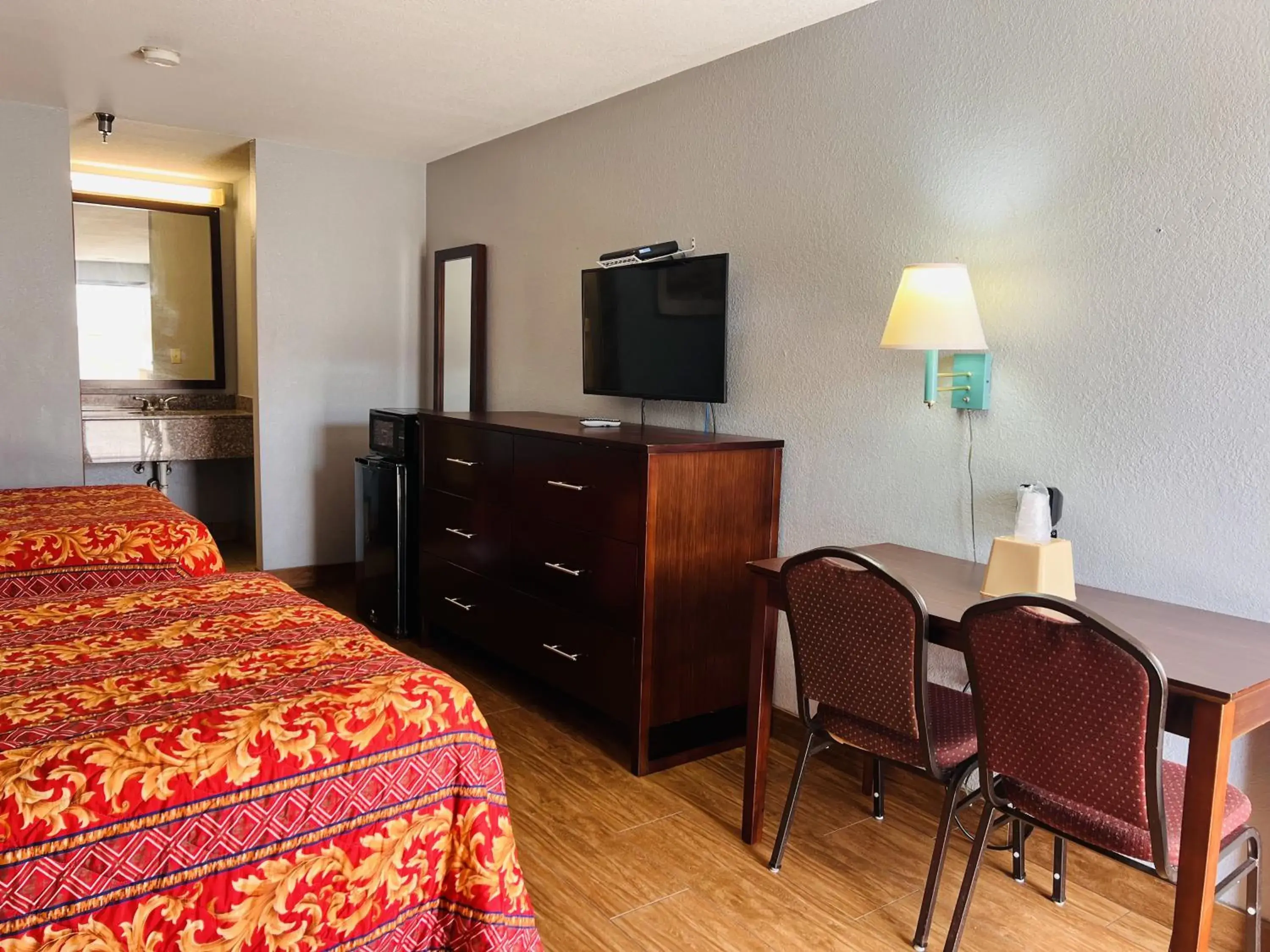 Double Room with Two Double Beds in The Shades Motel Double Room with Two Double Beds in The Shades Motel