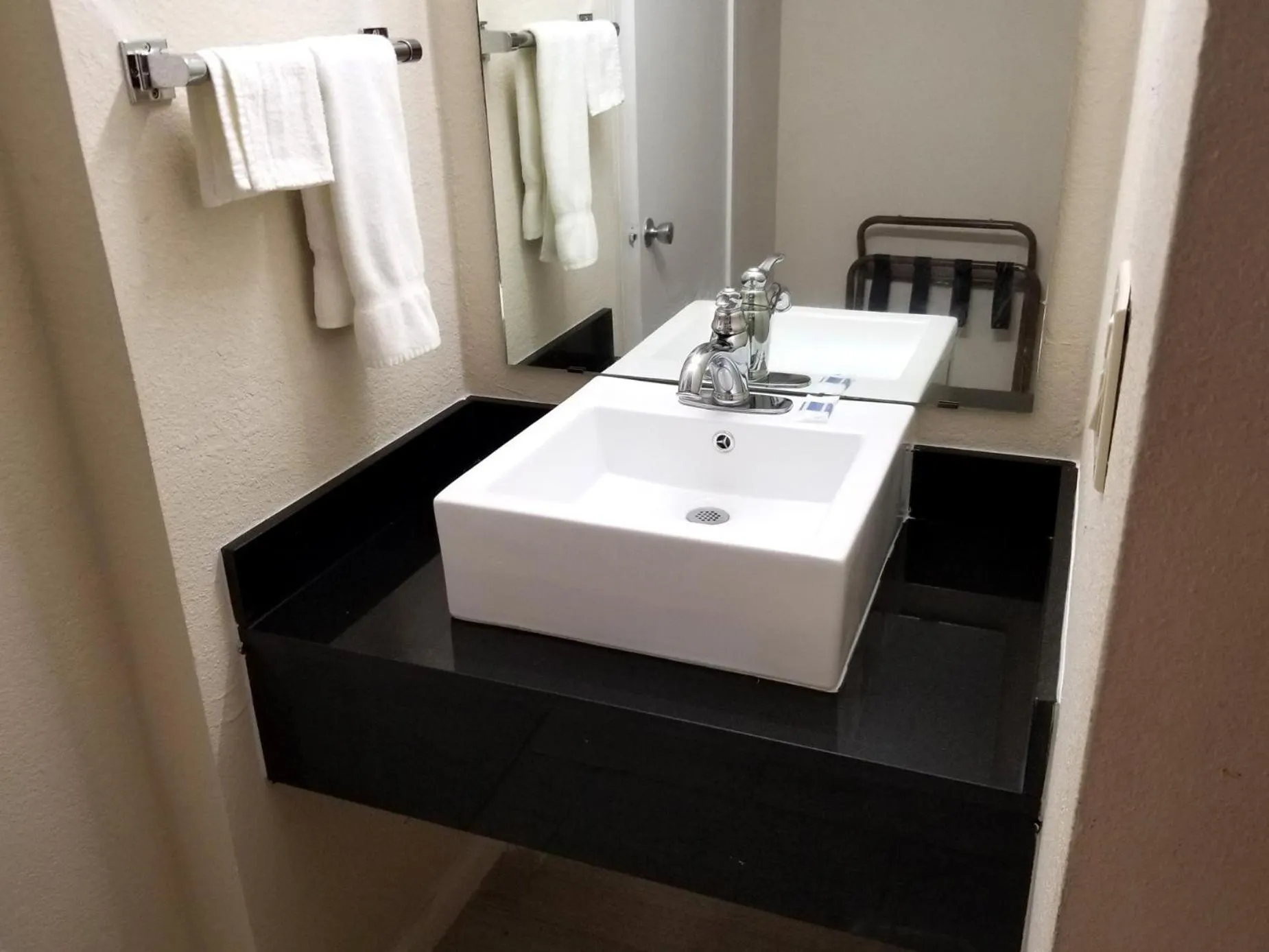 Bathroom, Bed in Americas Best Value Inn Marshall