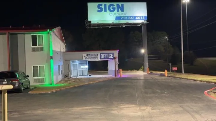 Logo/Certificate/Sign in Americas Best Value Inn Marshall