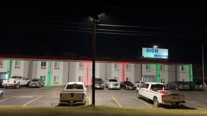 Parking in Americas Best Value Inn Marshall