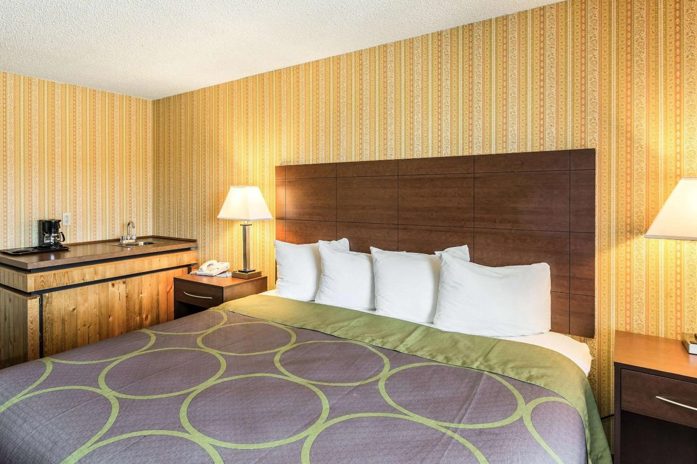 Bedroom, Bed in Rodeway Inn