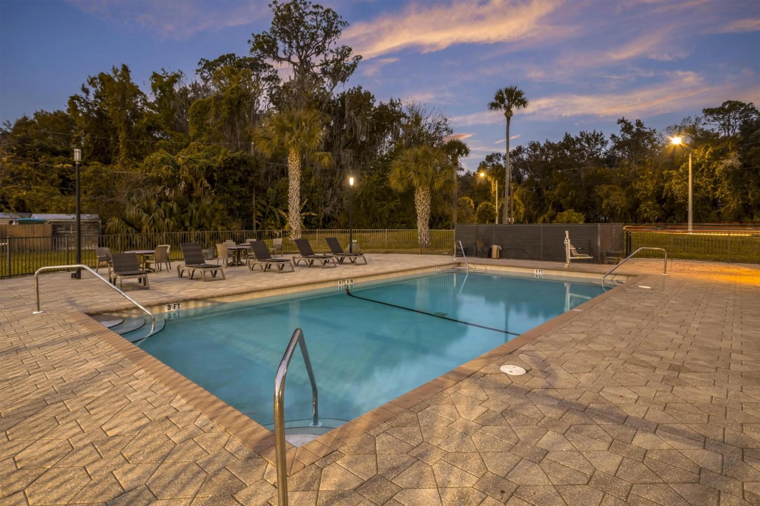 Pool view in Best Western Inn Of Palatka
