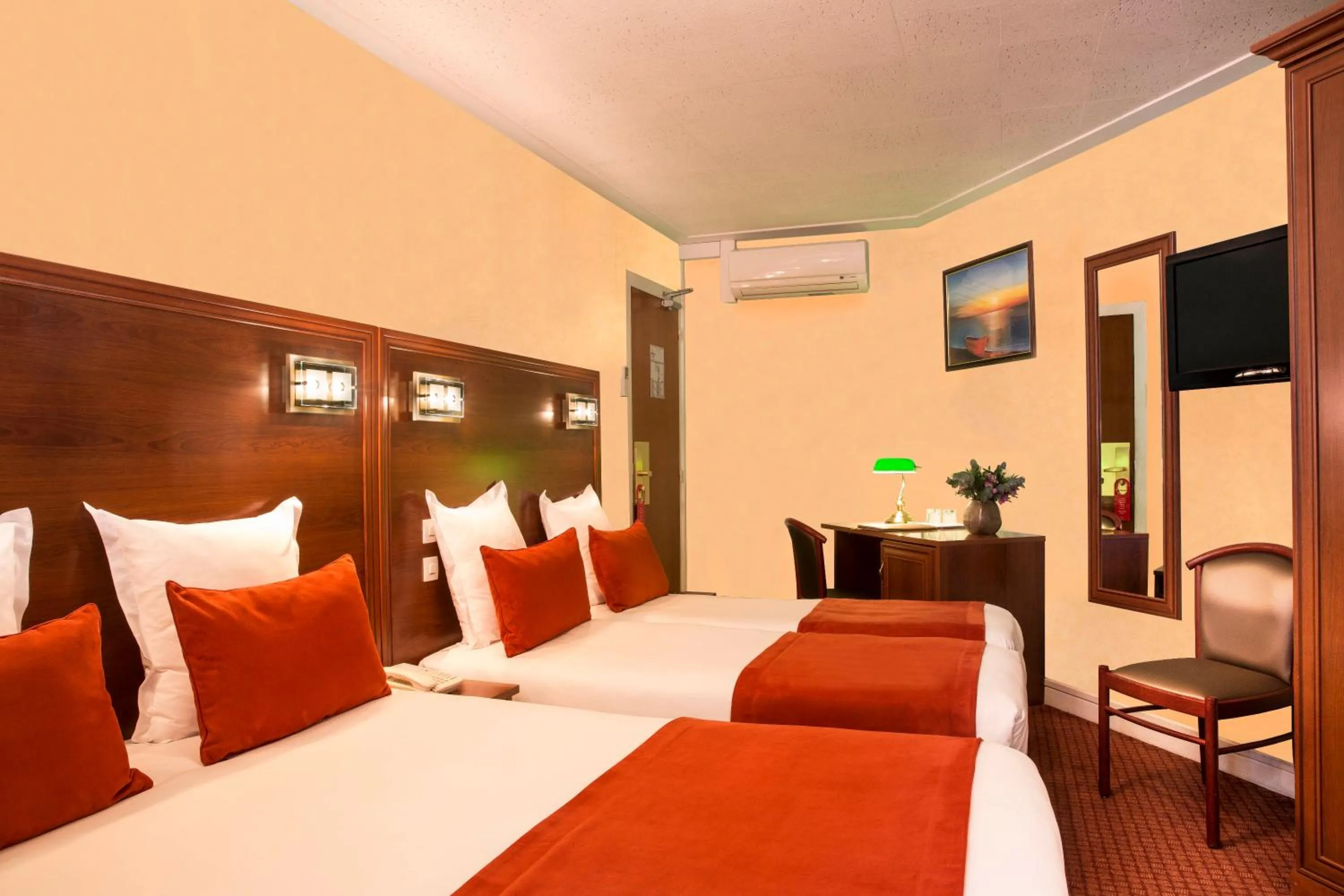 Photo of the whole room, Bed in Hotel Terminus Lyon