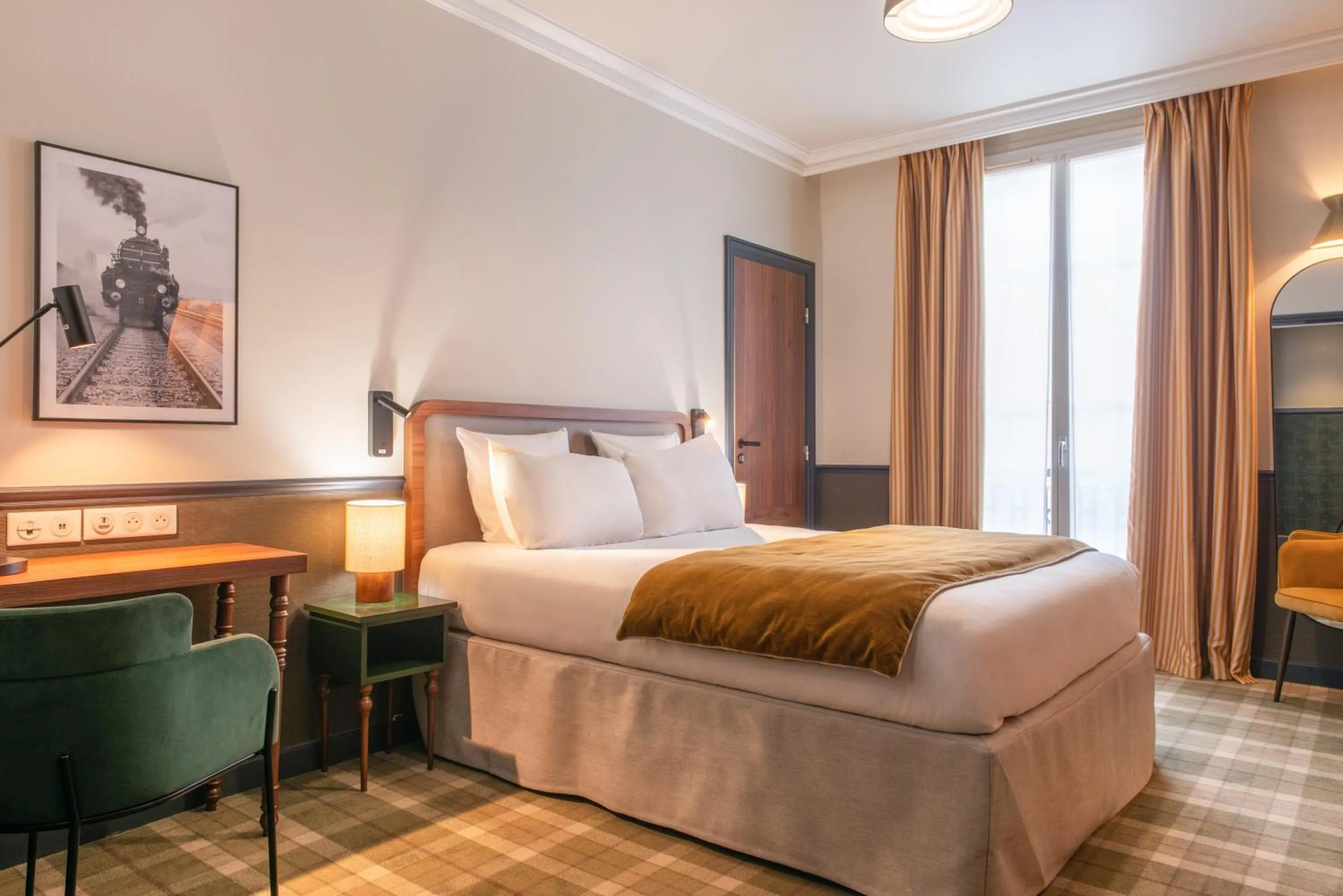 Bedroom, Bed in Hotel Terminus Lyon