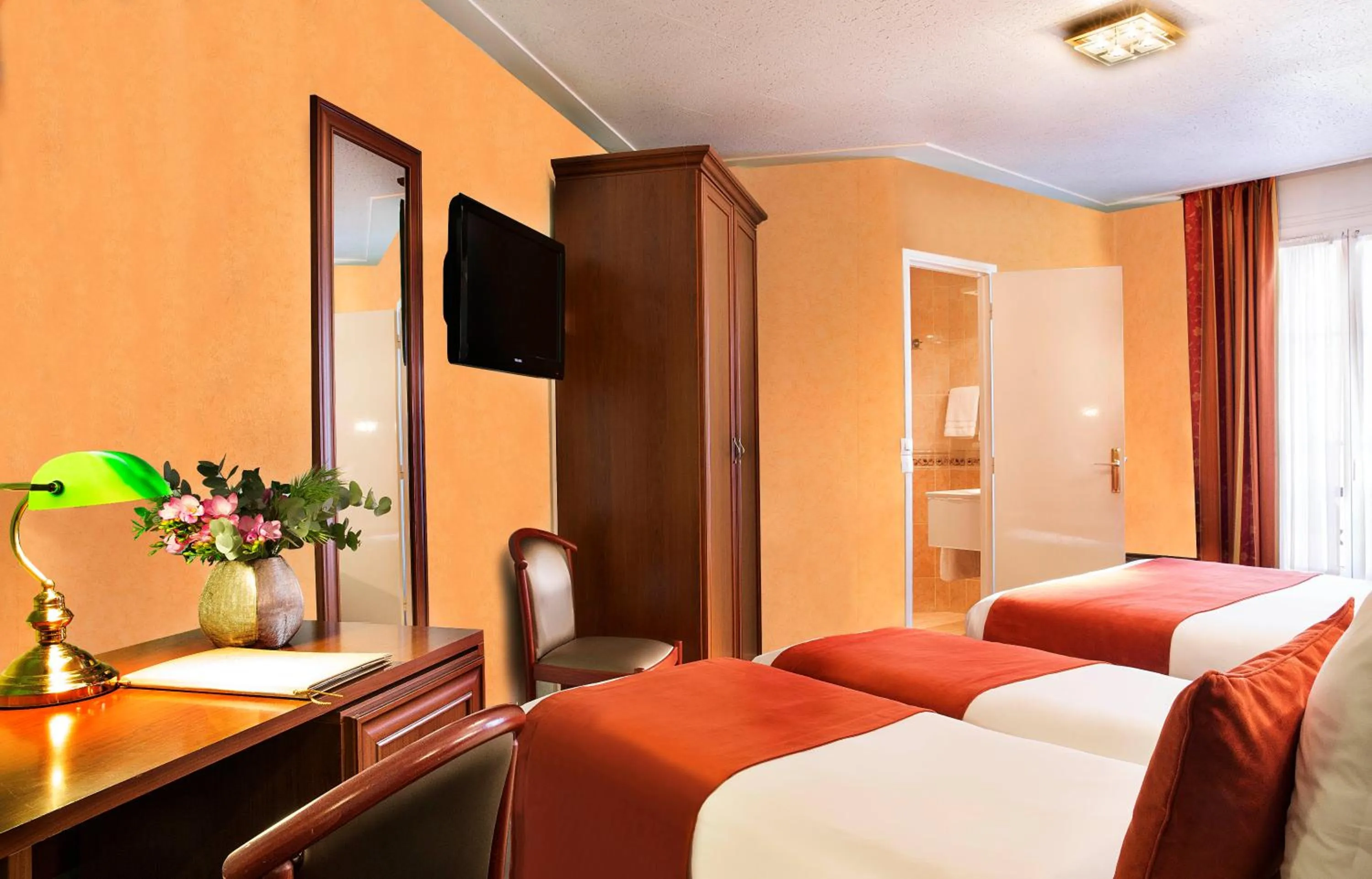 Photo of the whole room, Bed in Hotel Terminus Lyon