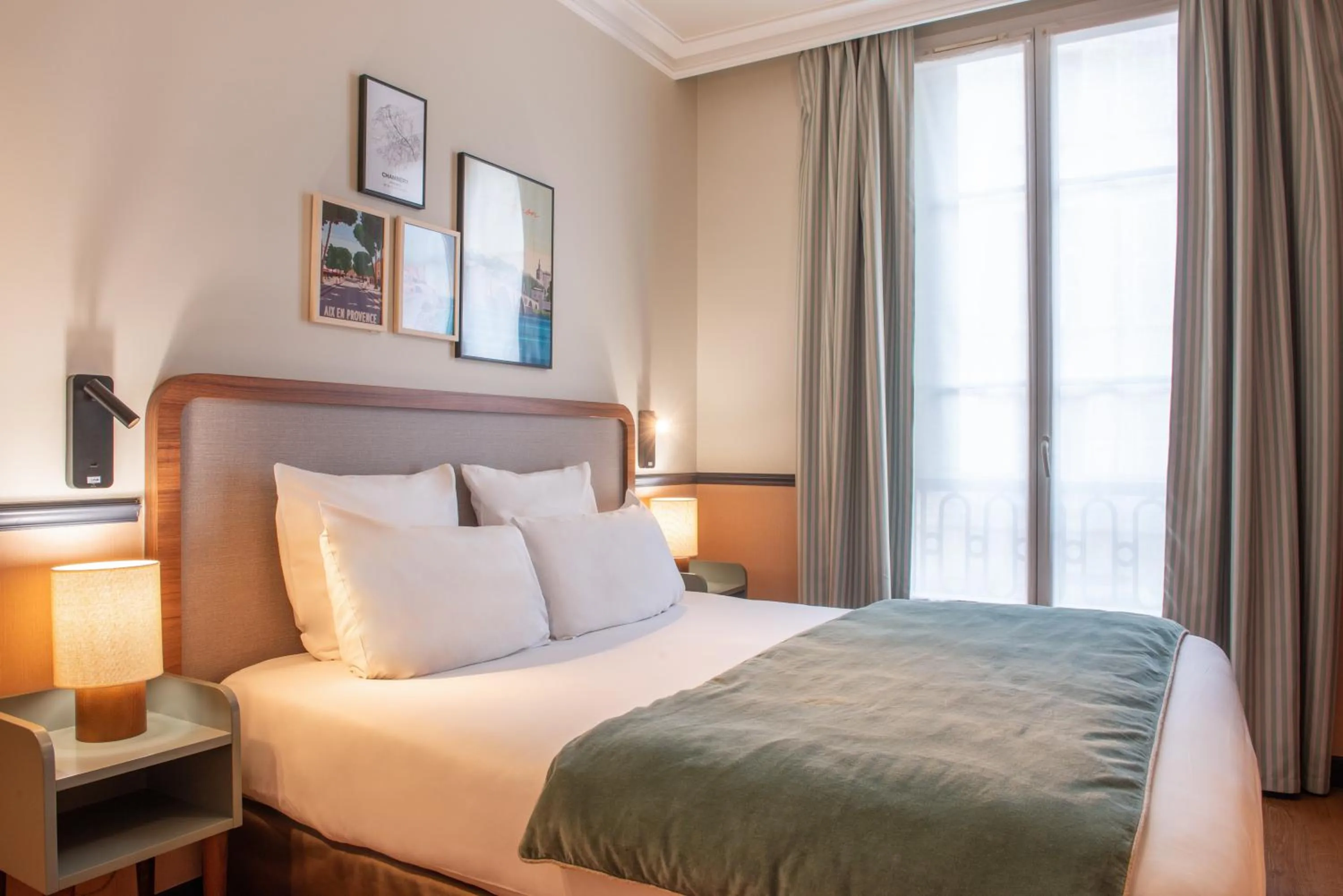 Bedroom, Bed in Hotel Terminus Lyon