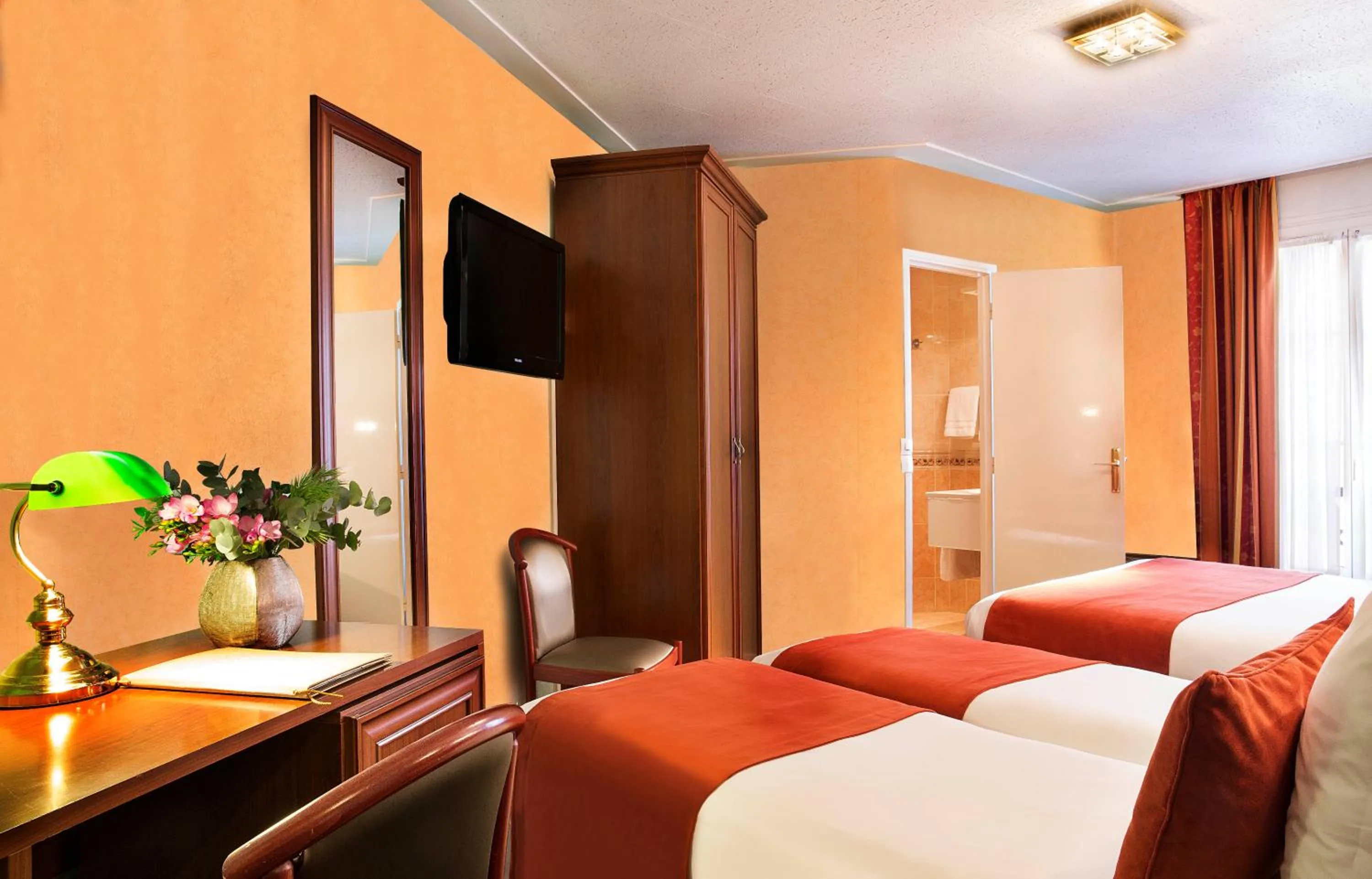 Bedroom, Bed in Hotel Terminus Lyon