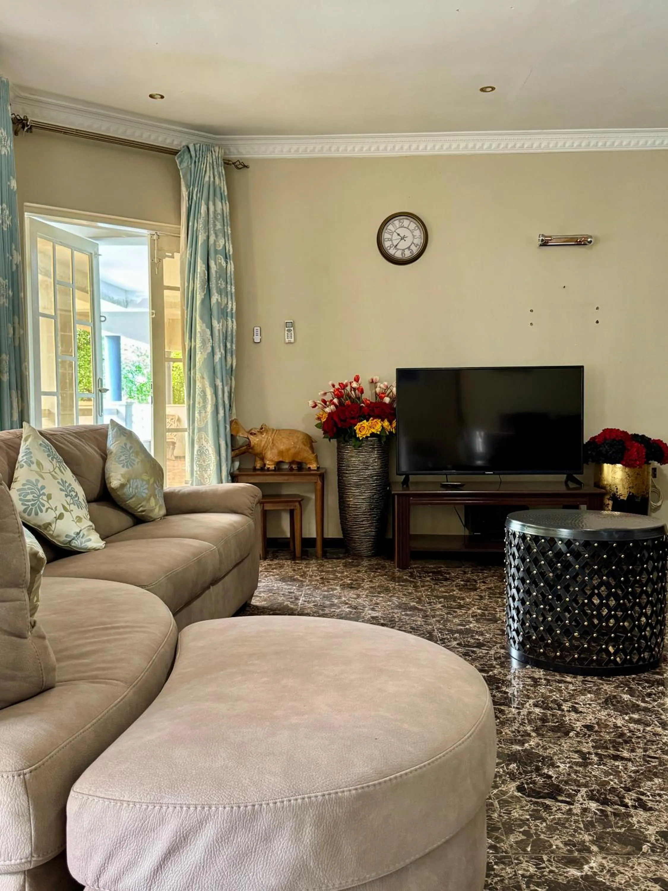 Communal lounge/ TV room in Annavilla7 Lilongwe hotel