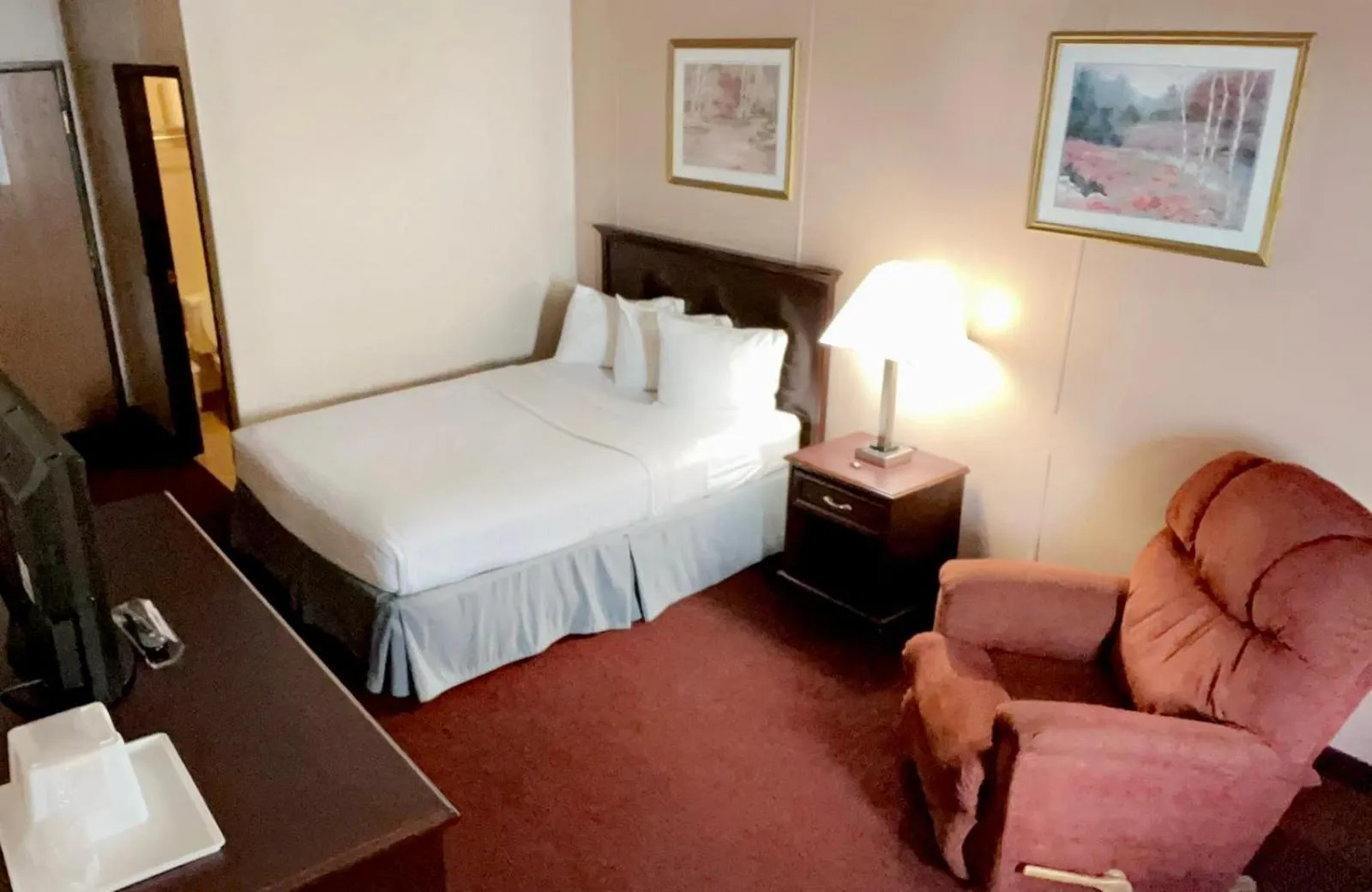 Bed in FairBridge Inn & Suites Williston