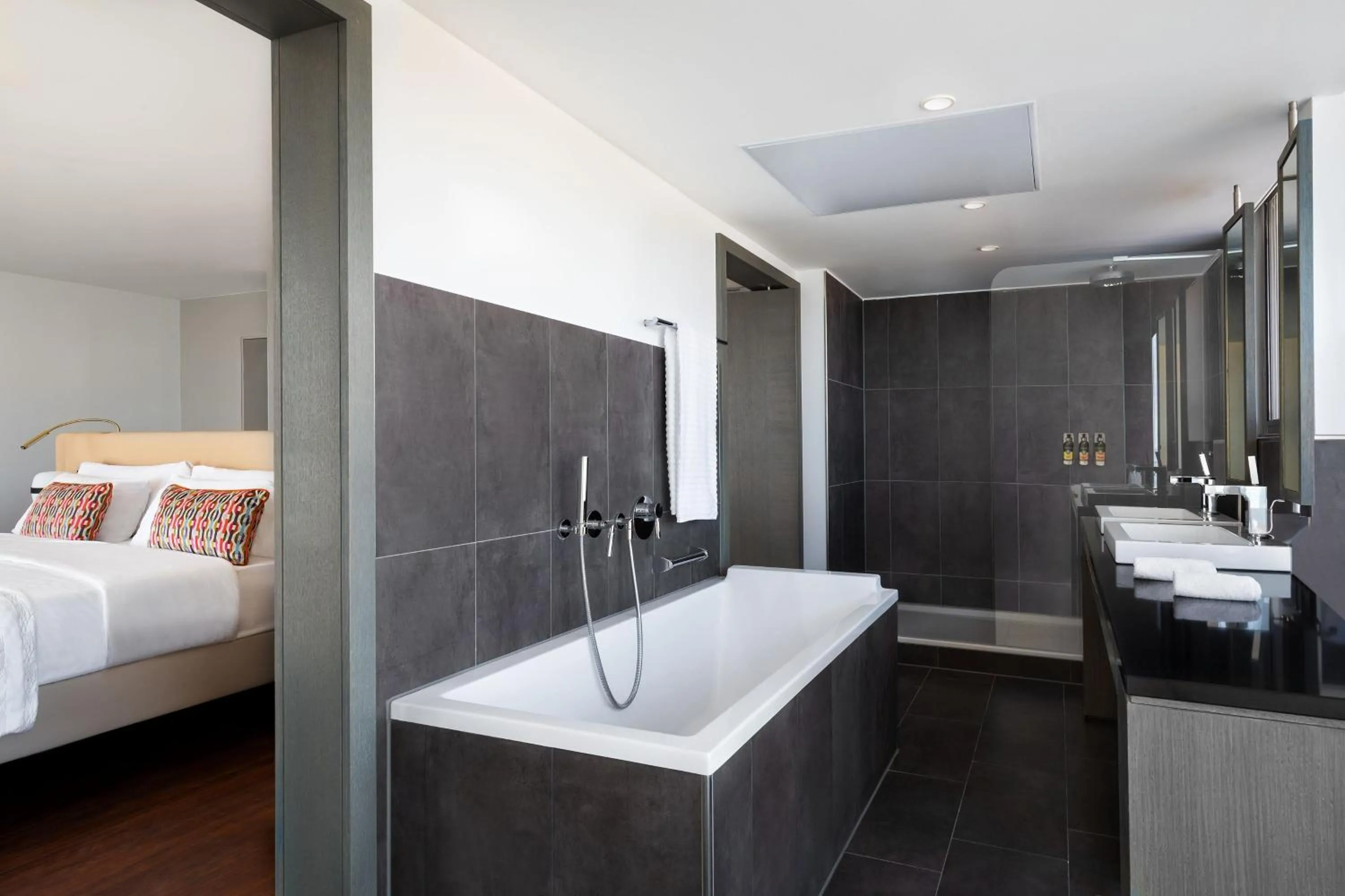 Bathroom, Bed in Le Meridien Nice