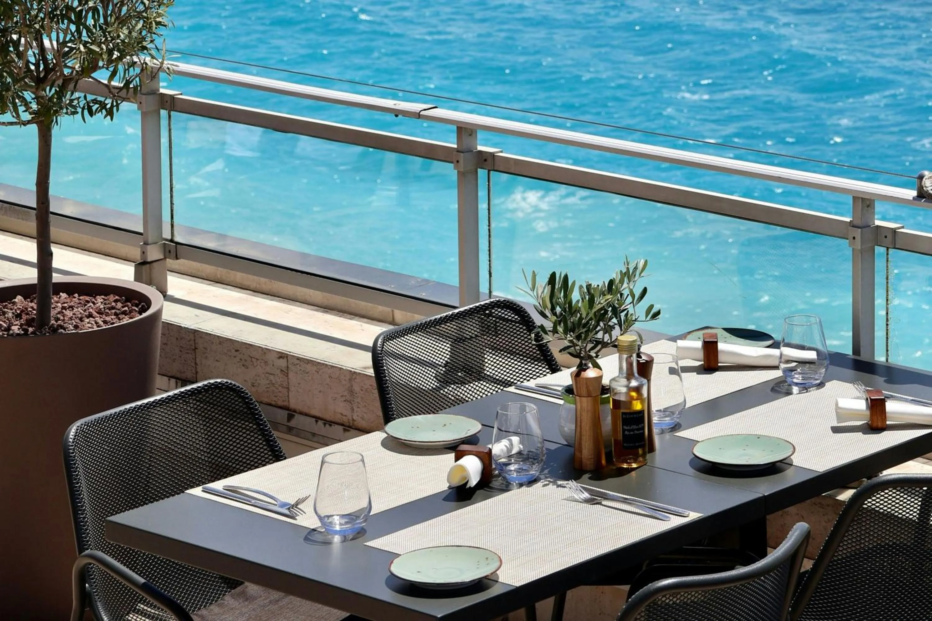 Restaurant/places to eat in Le Meridien Nice