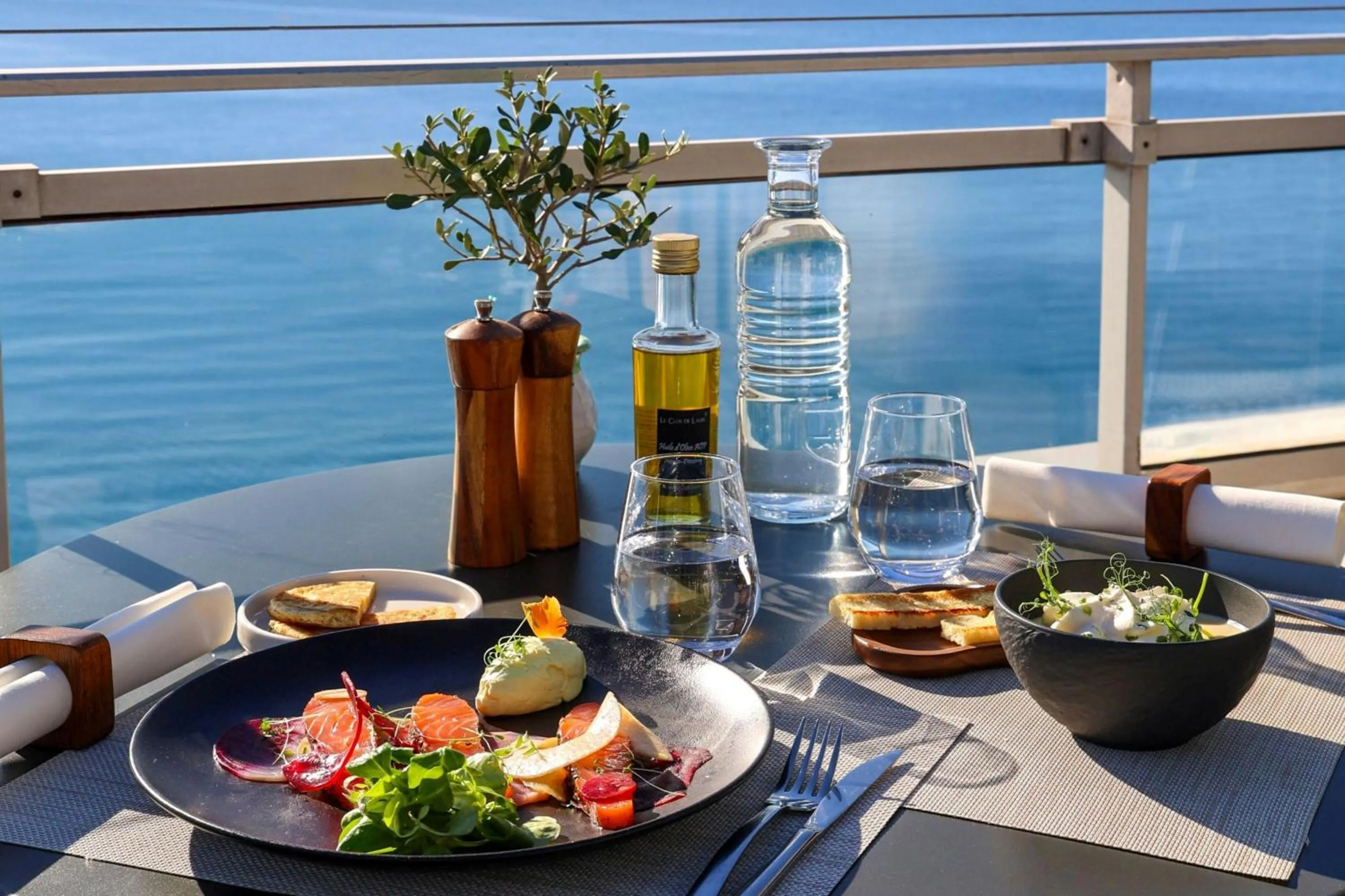 Restaurant/places to eat in Le Meridien Nice