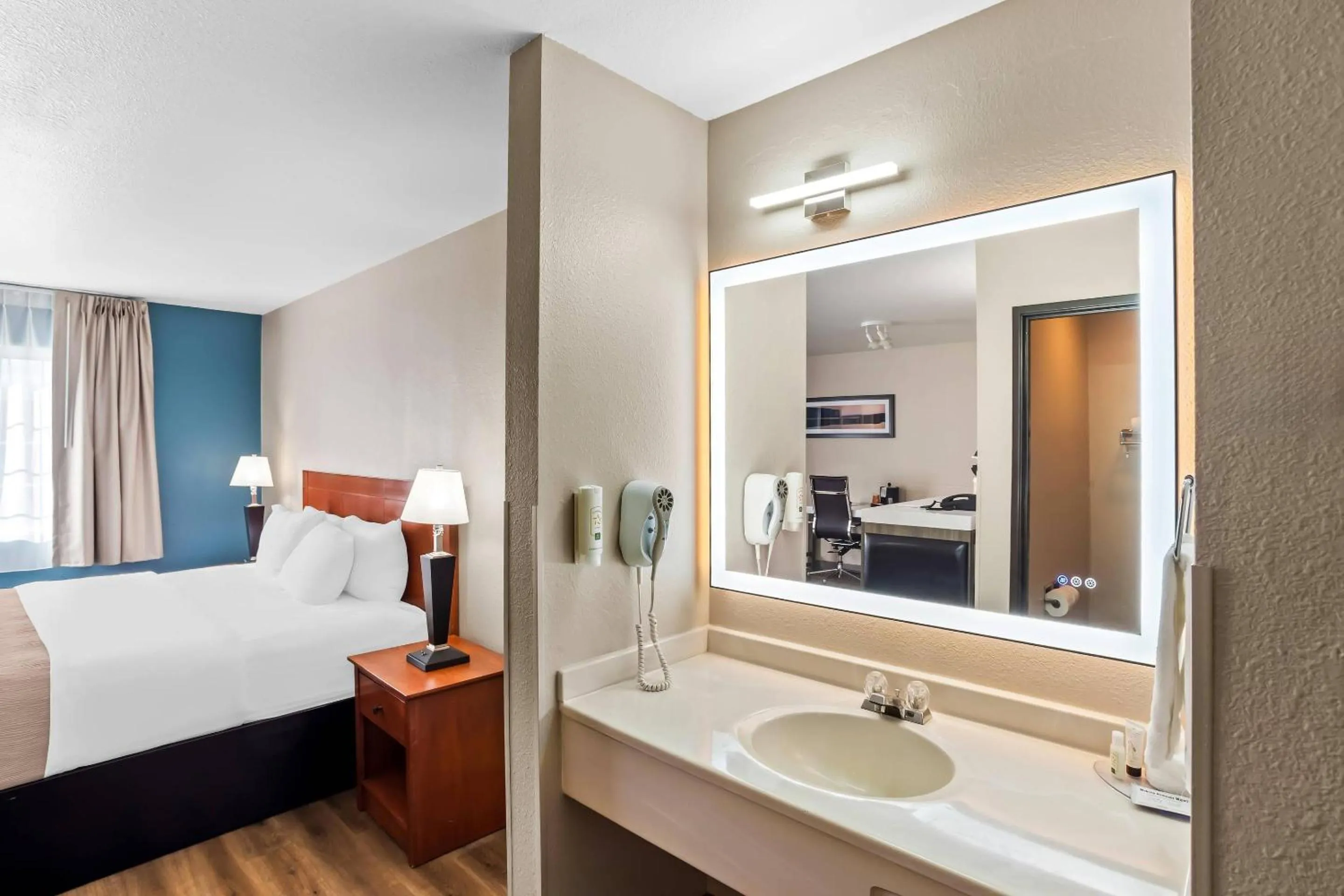 Bedroom, Bed in Quality Inn Port Orchard