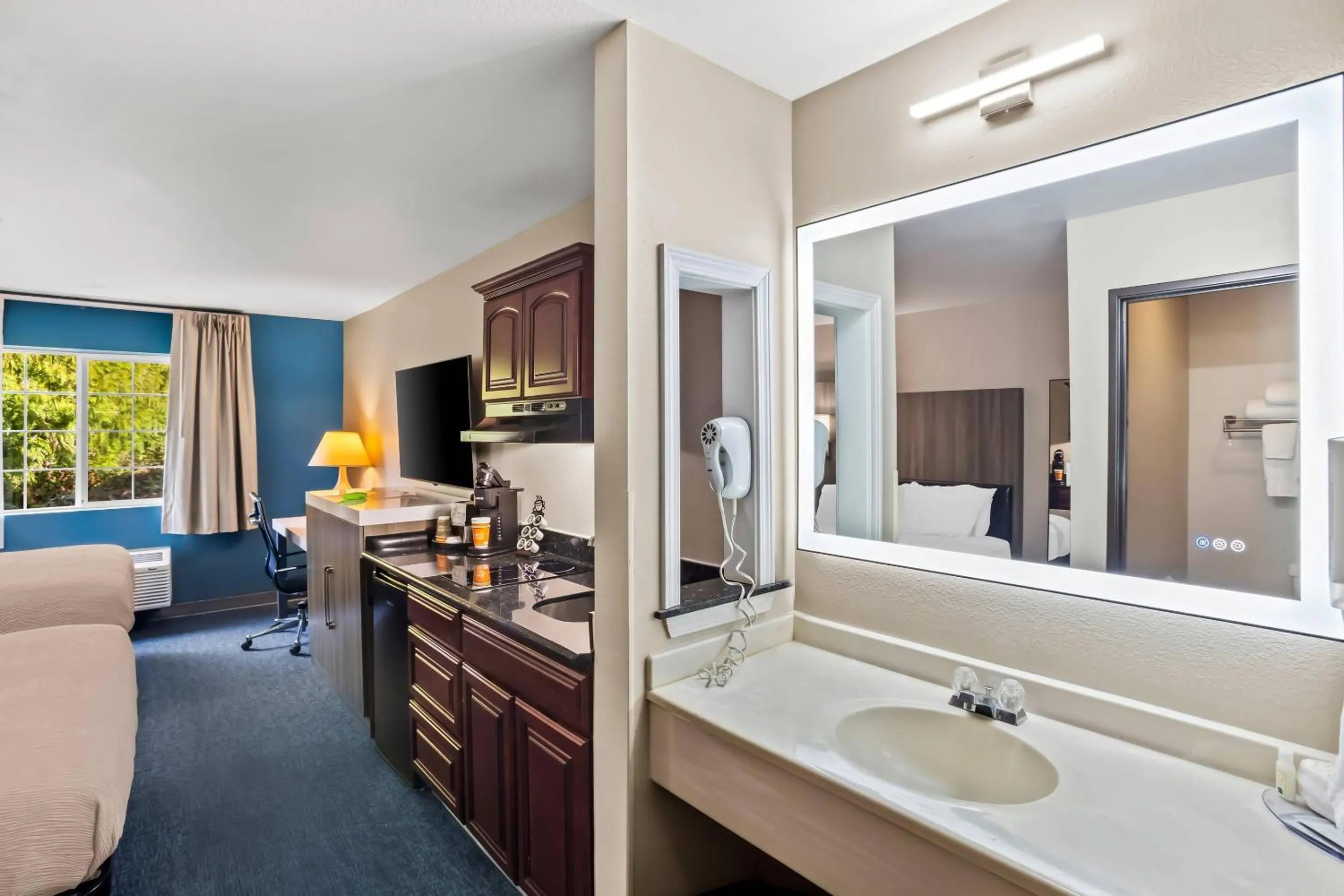 Bedroom in Quality Inn Port Orchard