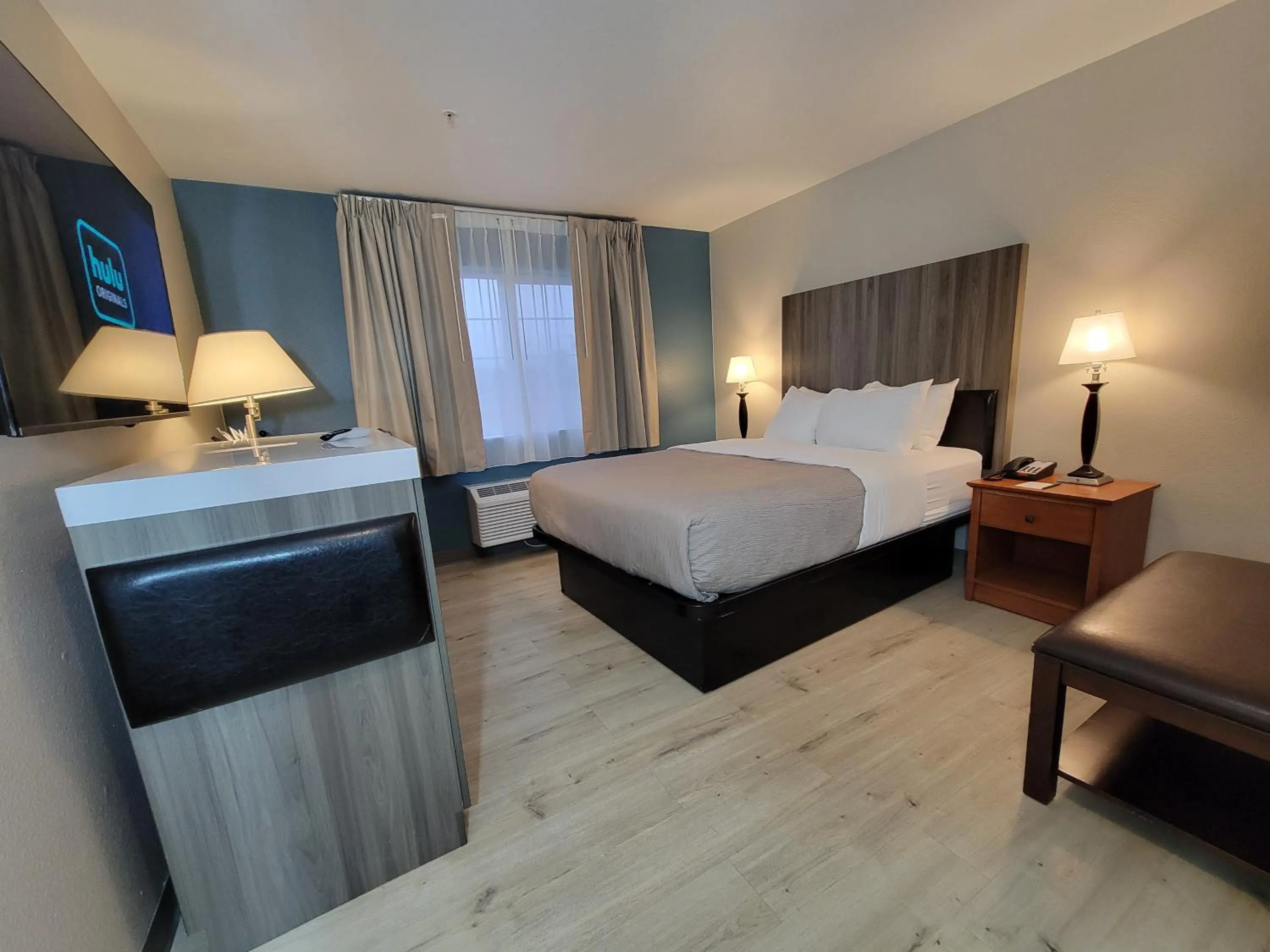 Photo of the whole room, Bed in Quality Inn Port Orchard