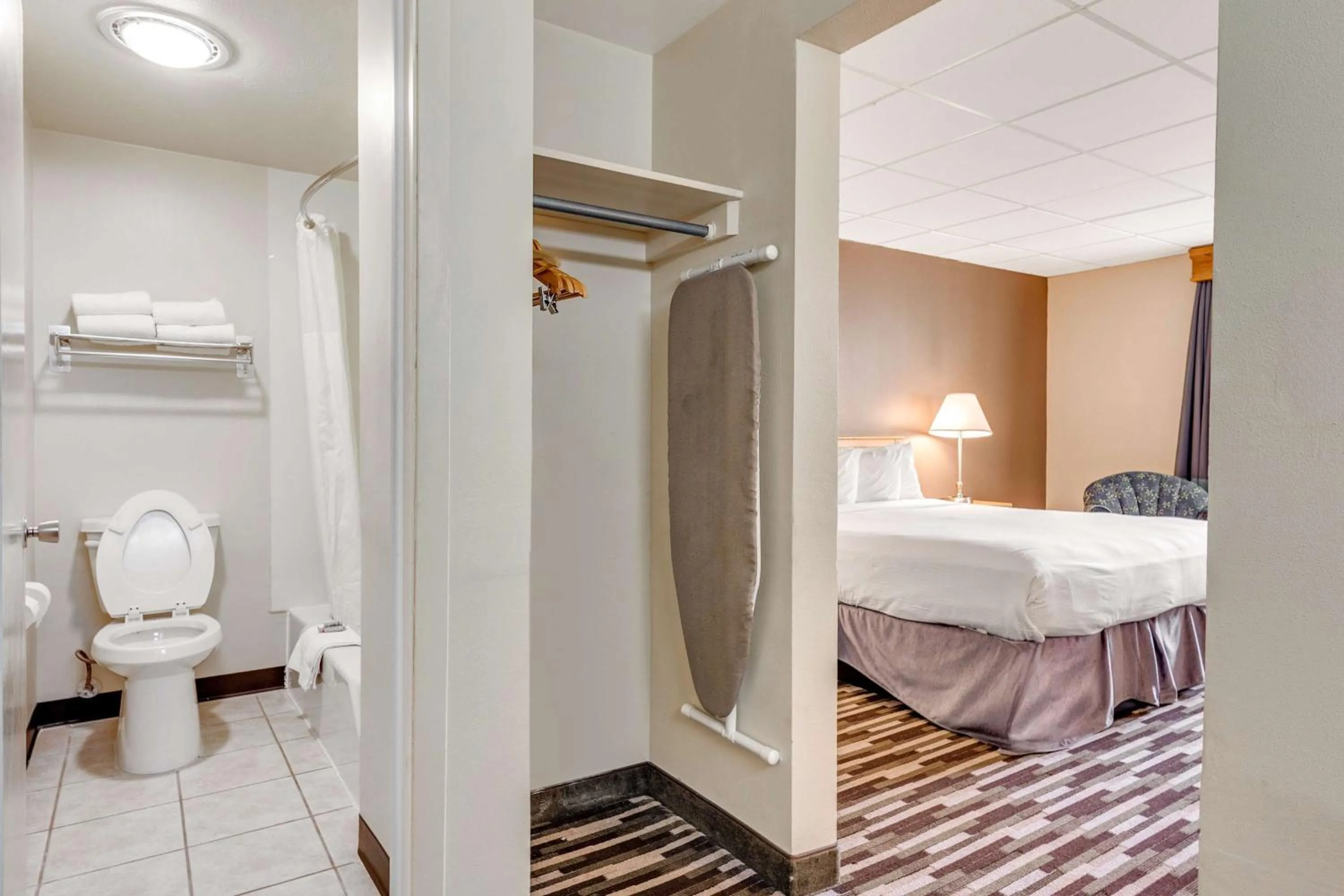 Bedroom, Bed in Best Western Lee's Motor Inn