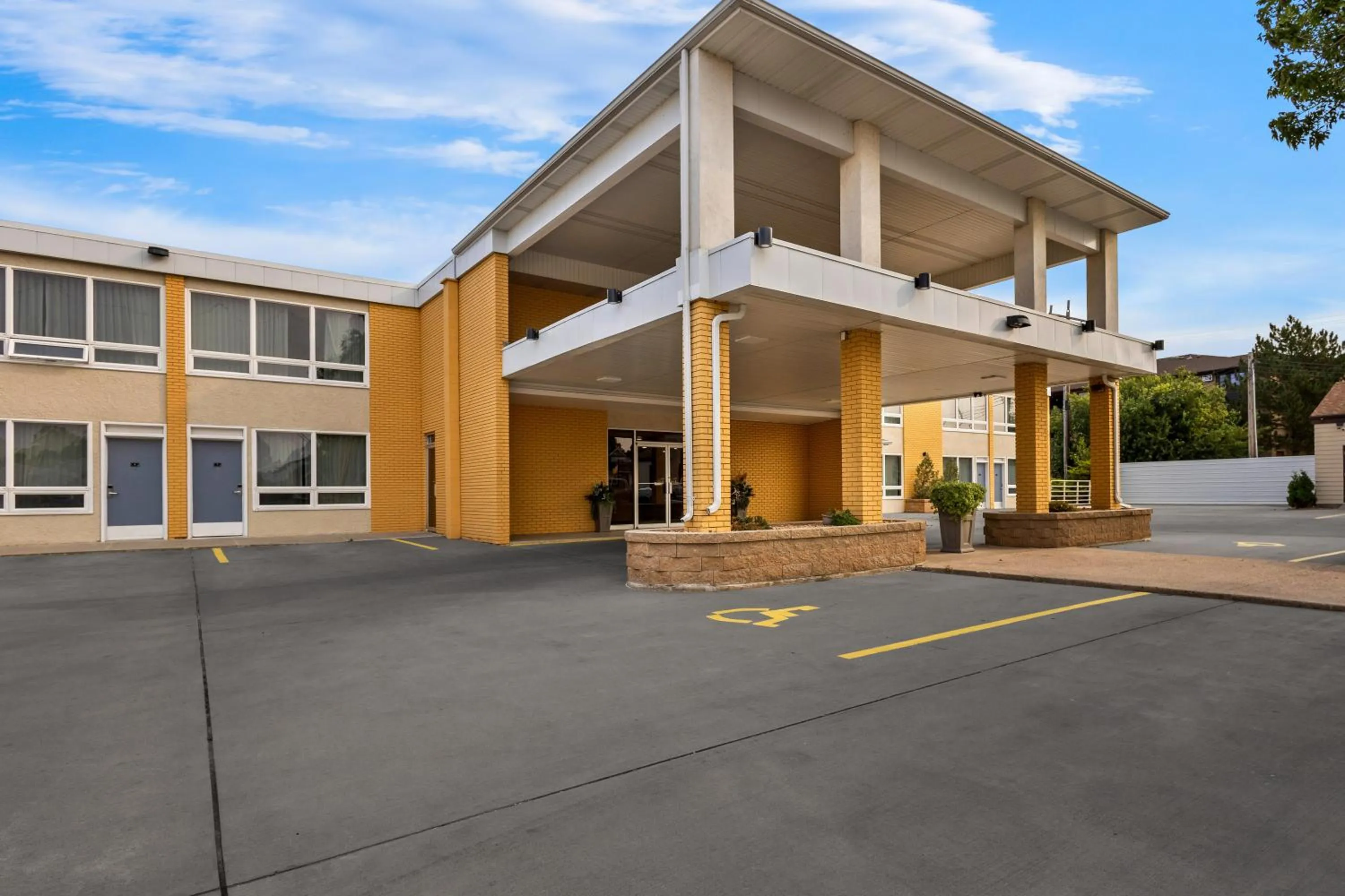 Property building in Best Western Lee's Motor Inn