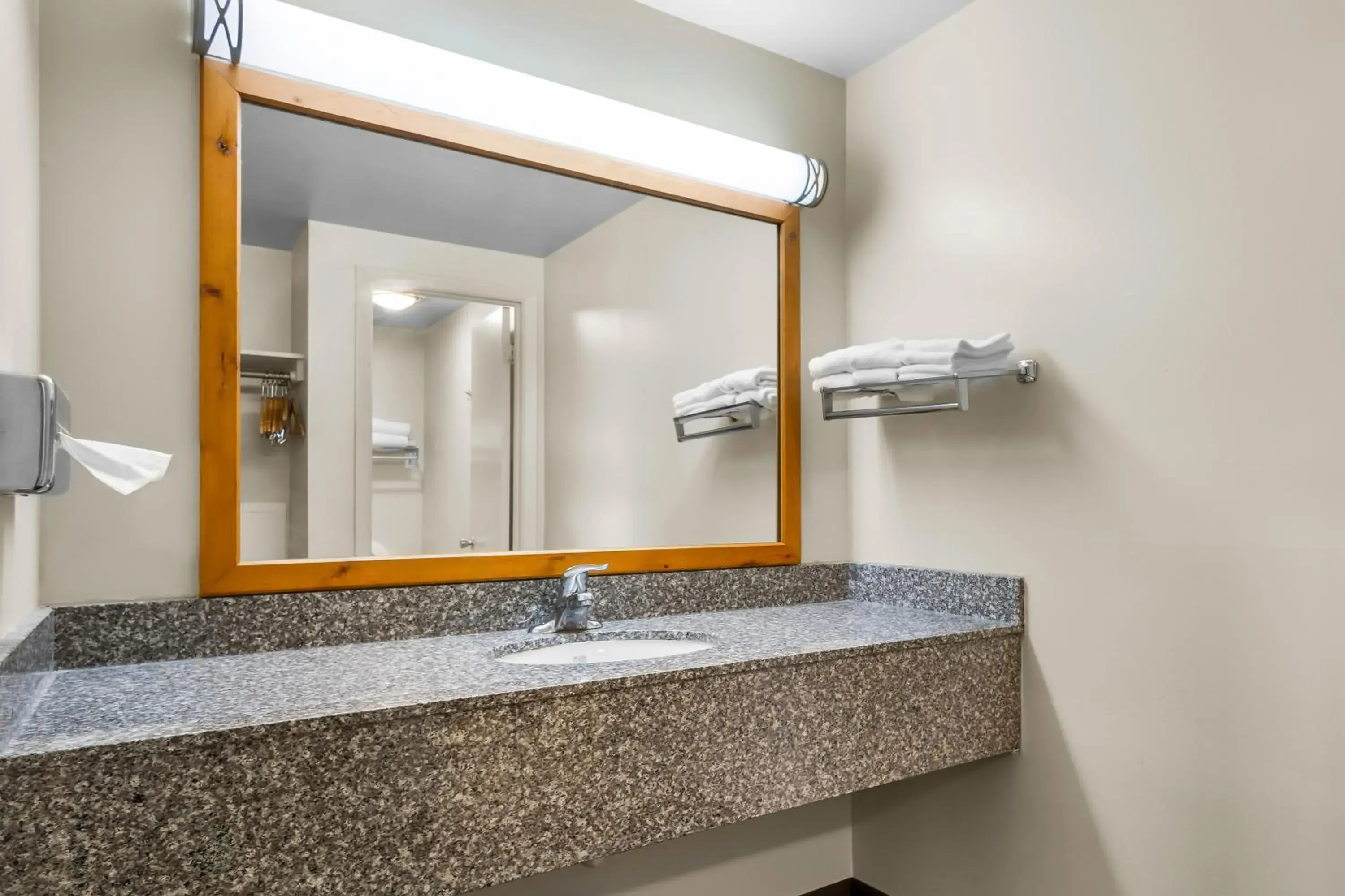 King Suite with River View - Second Floor/Non-Smoking in Best Western Lee's Motor Inn King Suite with River View - Second Floor/Non-Smoking in Best Western Lee's Motor Inn