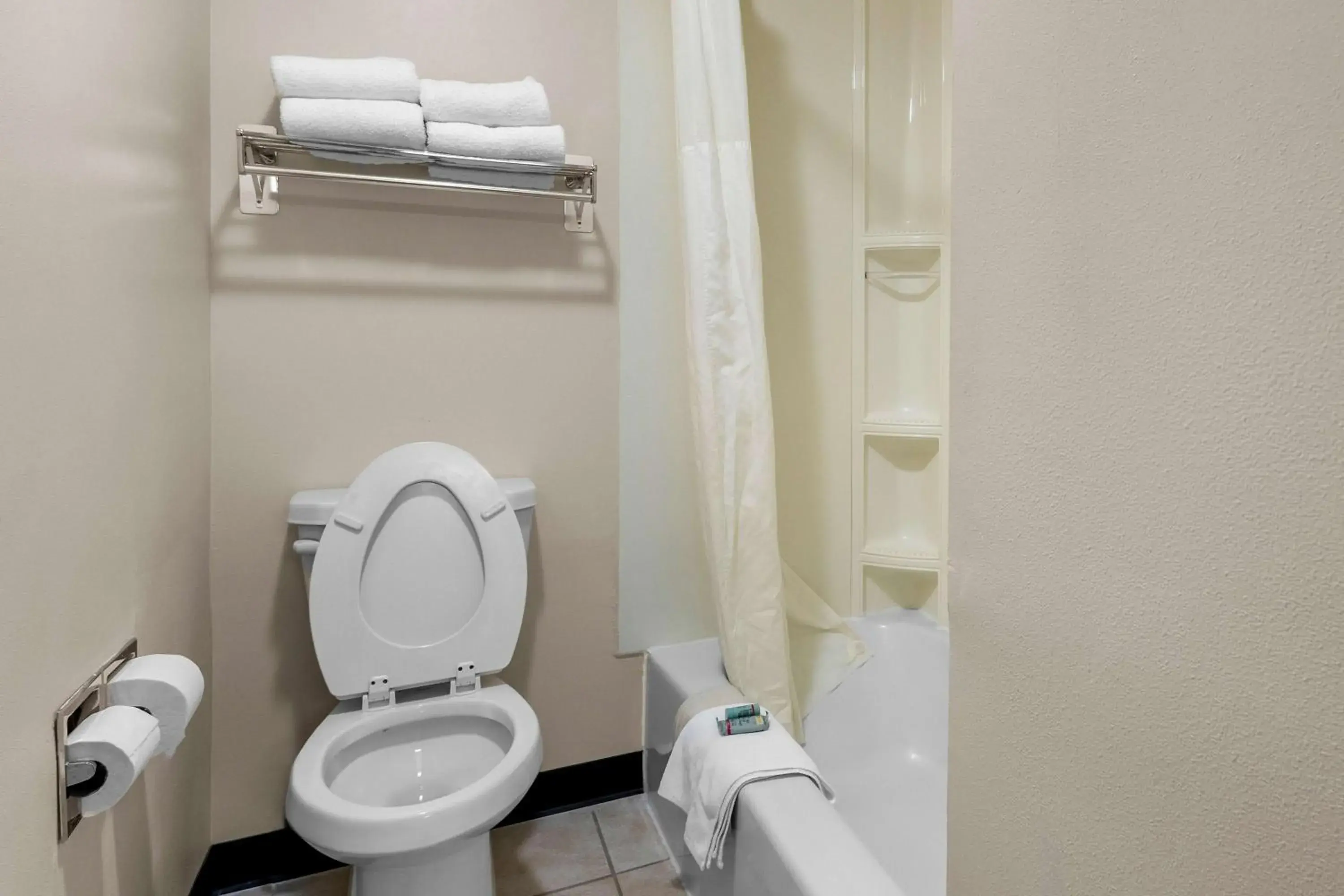 Two-Bedroom Queen Suite - Ground Floor/Non-Smoking in Best Western Lee's Motor Inn Two-Bedroom Queen Suite - Ground Floor/Non-Smoking in Best Western Lee's Motor Inn