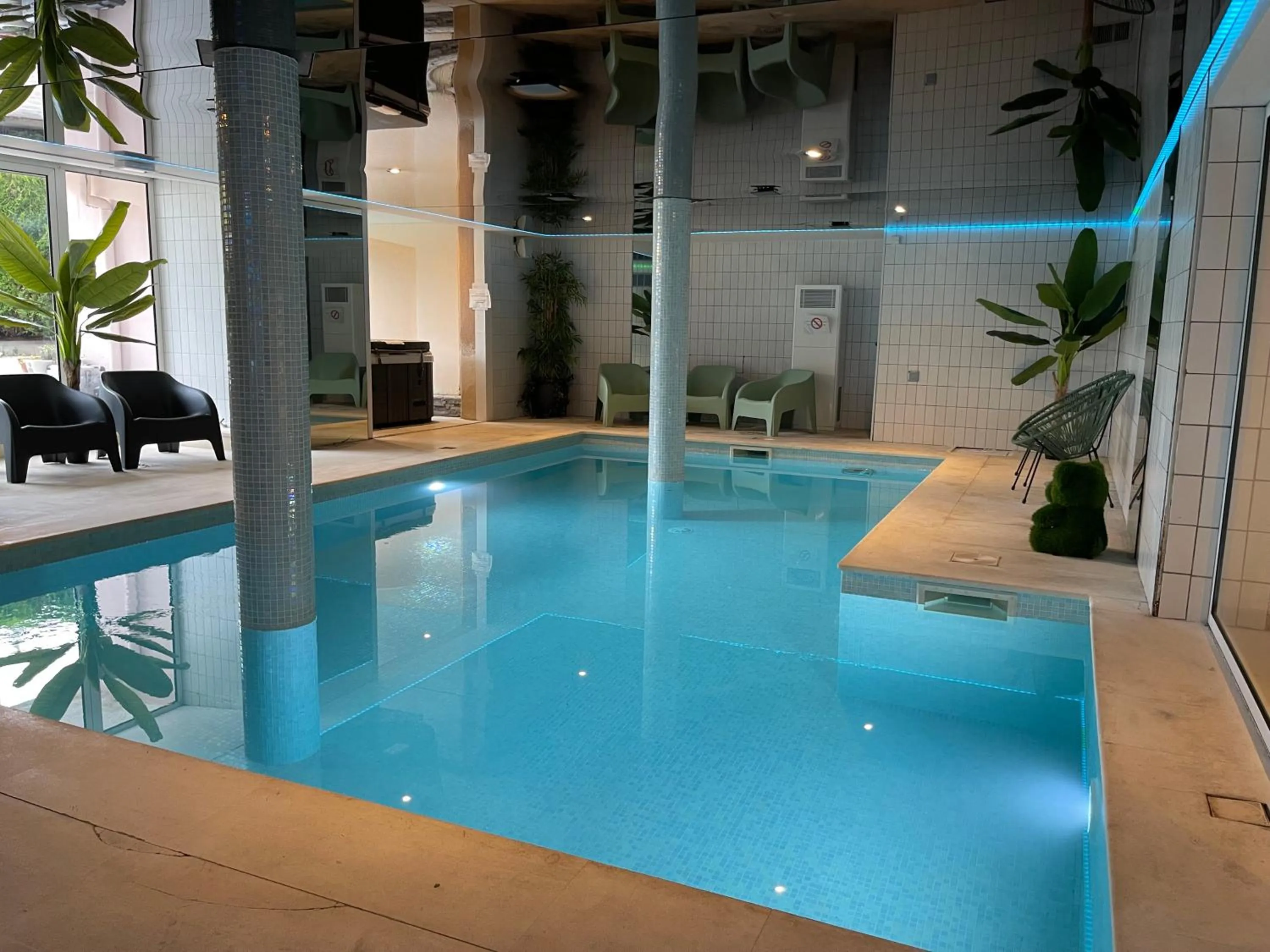 Pool view in The Originals Boutique, Hôtel du Pont Roupt, Mende