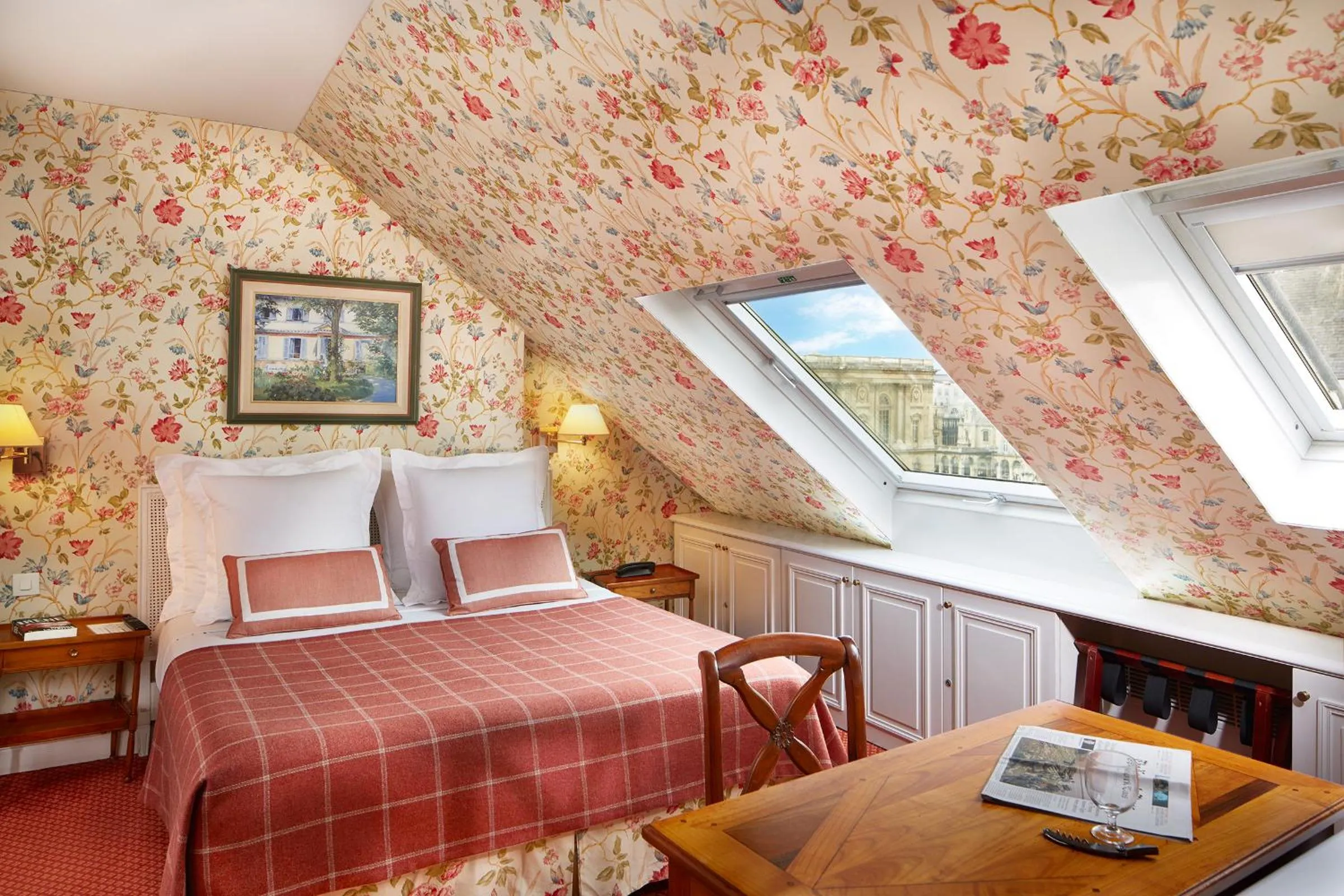 Photo of the whole room, Bed in Relais Du Louvre