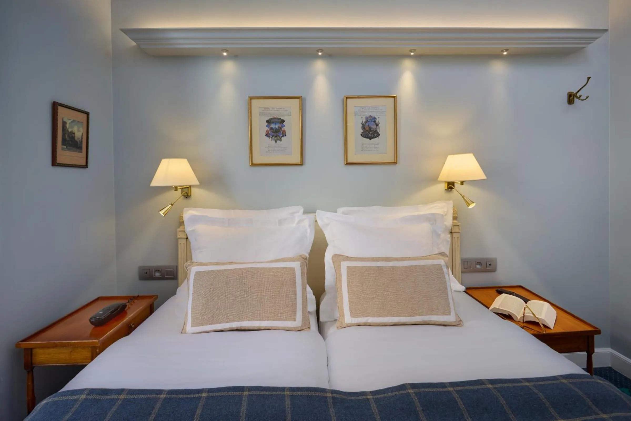 Photo of the whole room, Bed in Relais Du Louvre