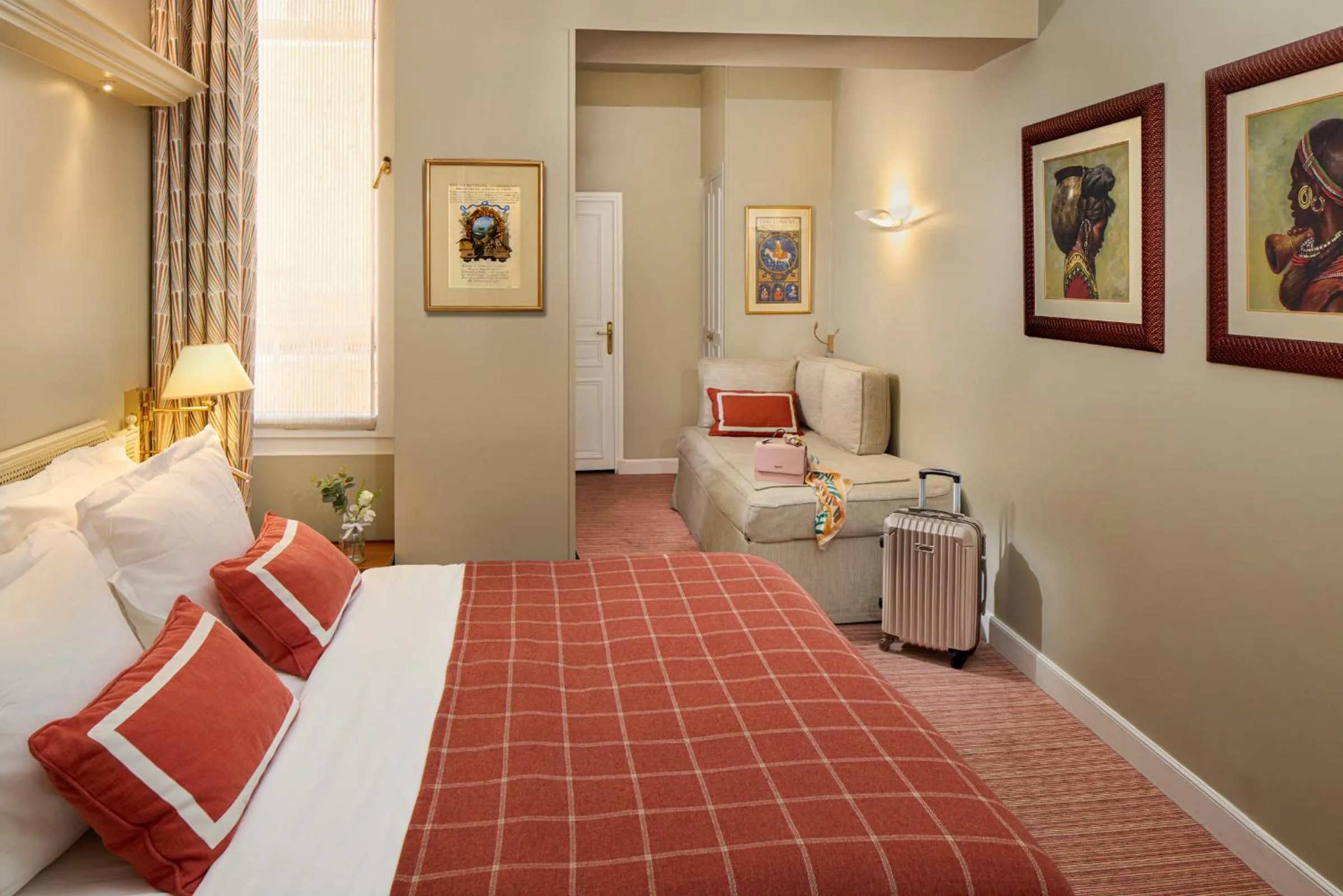 Photo of the whole room, Bed in Relais Du Louvre