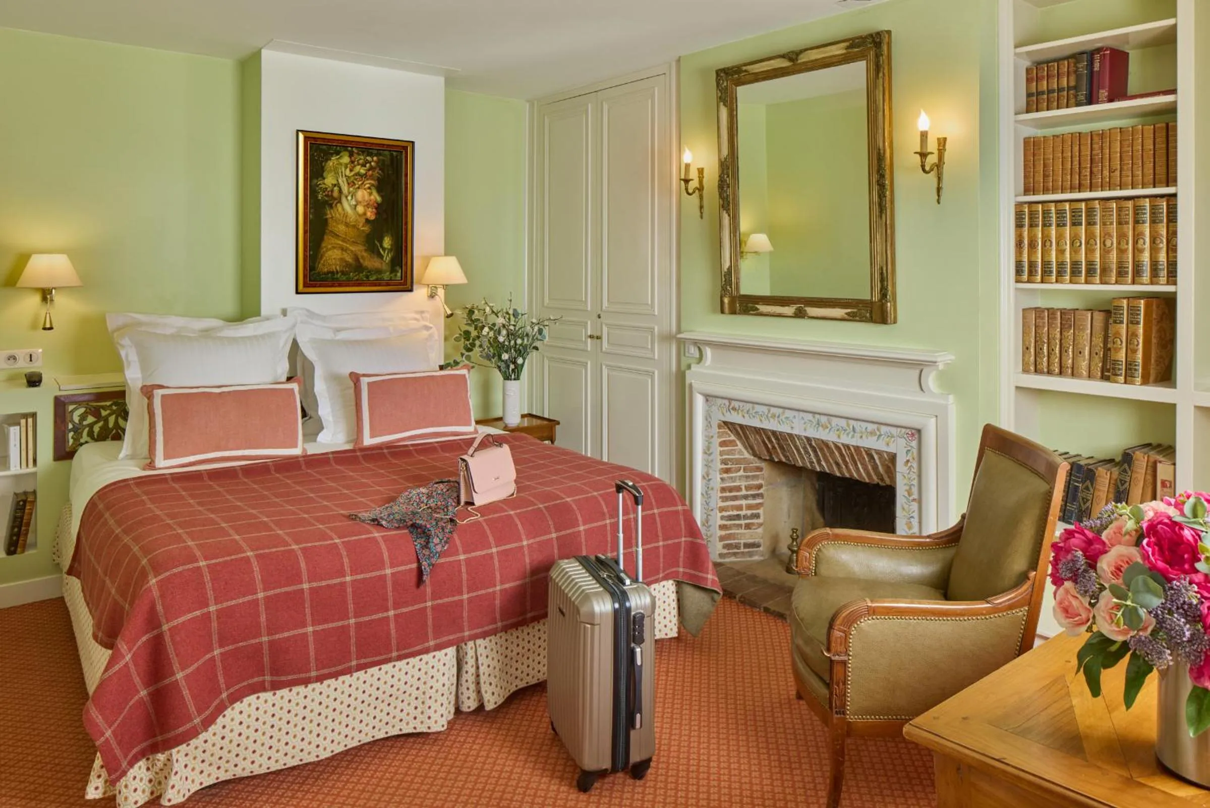 Photo of the whole room, Bed in Relais Du Louvre