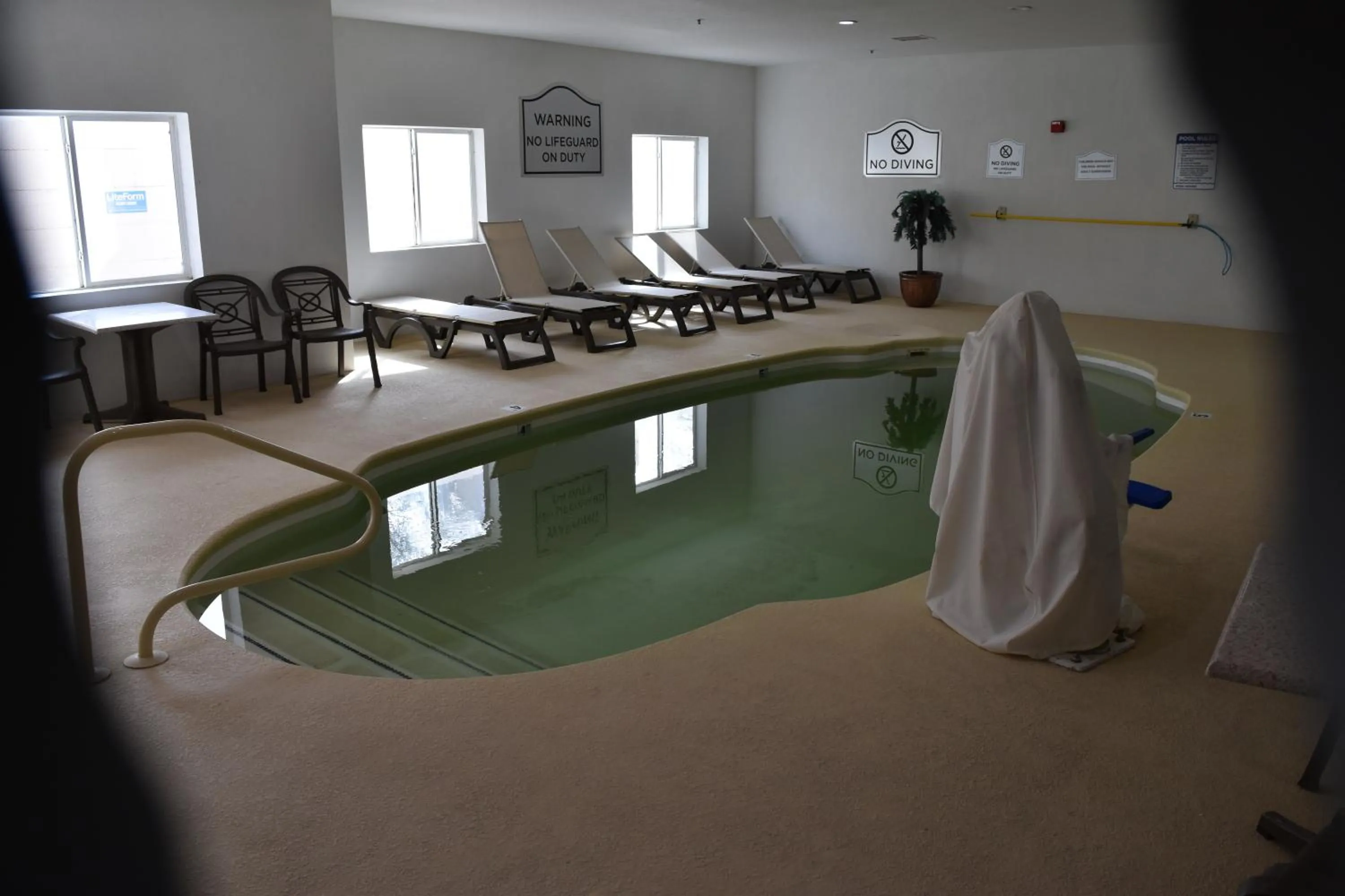 Swimming pool in Best Western Oasis Inn