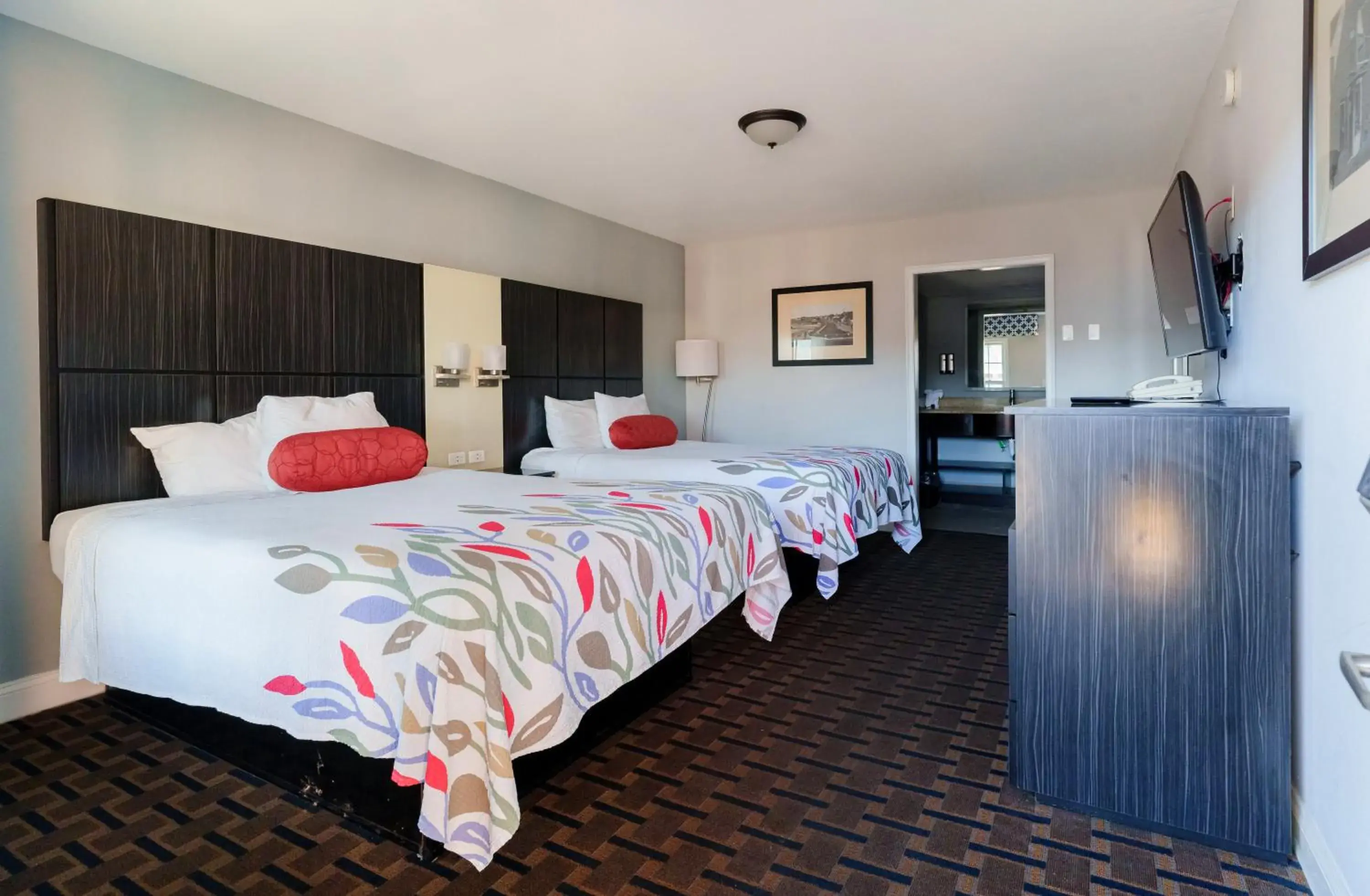 Queen Room with Two Queen Beds - Non-Smoking in San Marco Inn East - Jacksonville Queen Room with Two Queen Beds - Non-Smoking in San Marco Inn East - Jacksonville