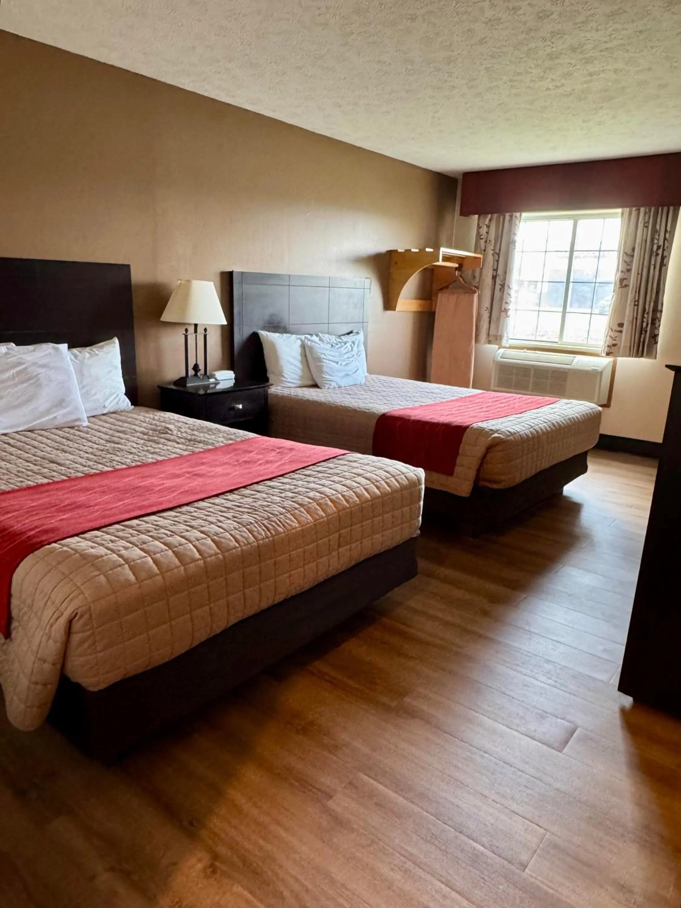 Bed in The Woodridge Inn