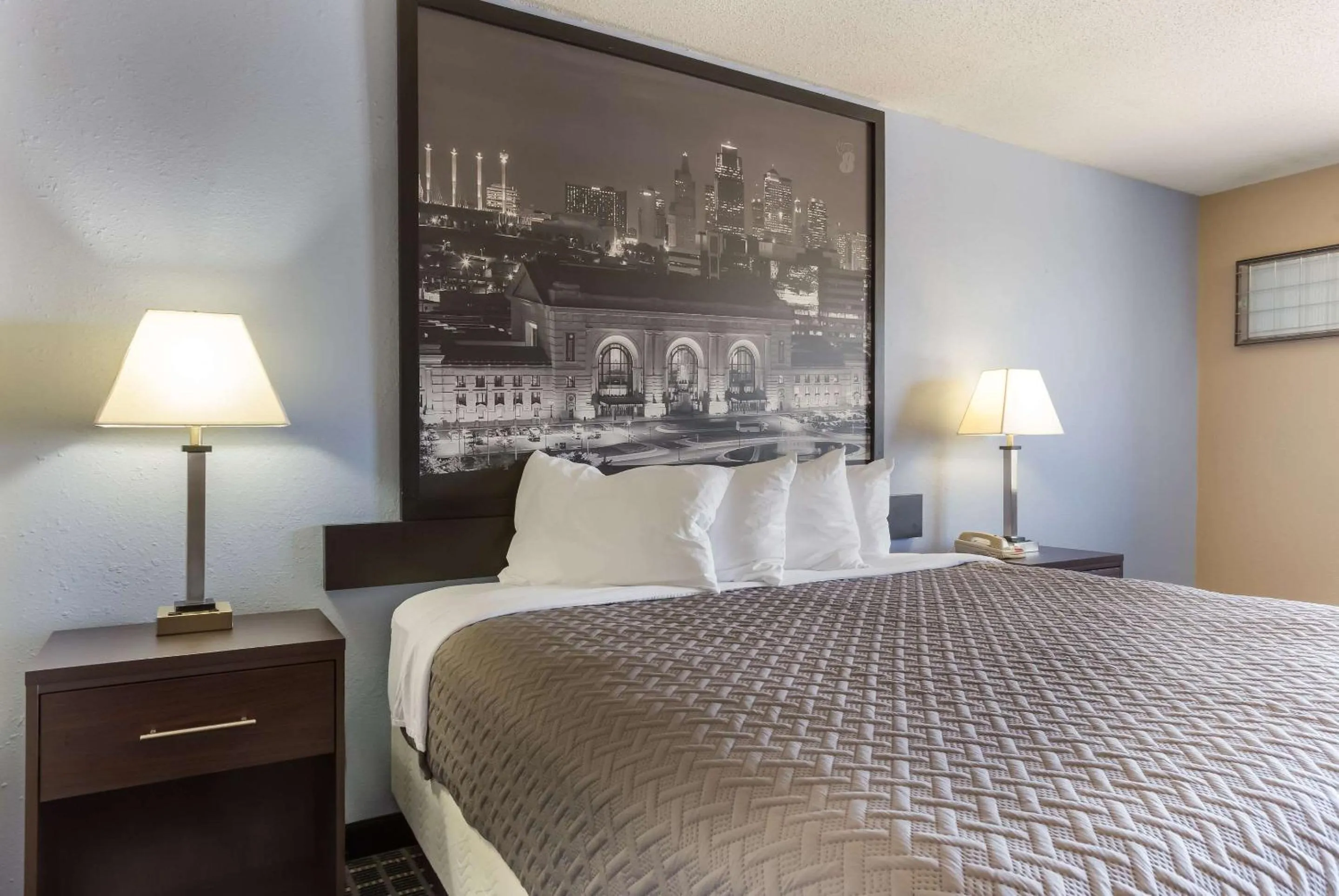 Bedroom in Econo Lodge