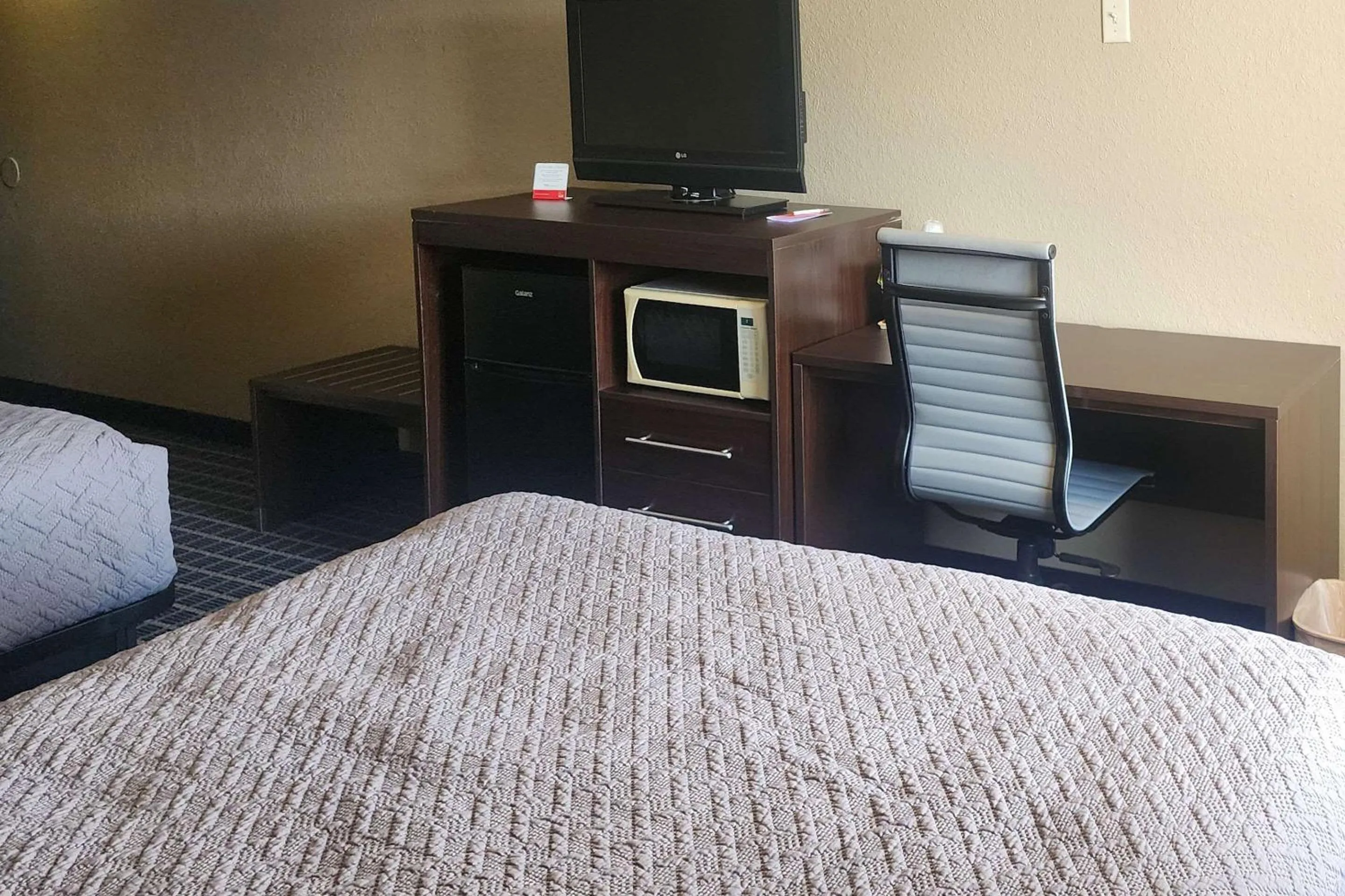 Bedroom in Econo Lodge
