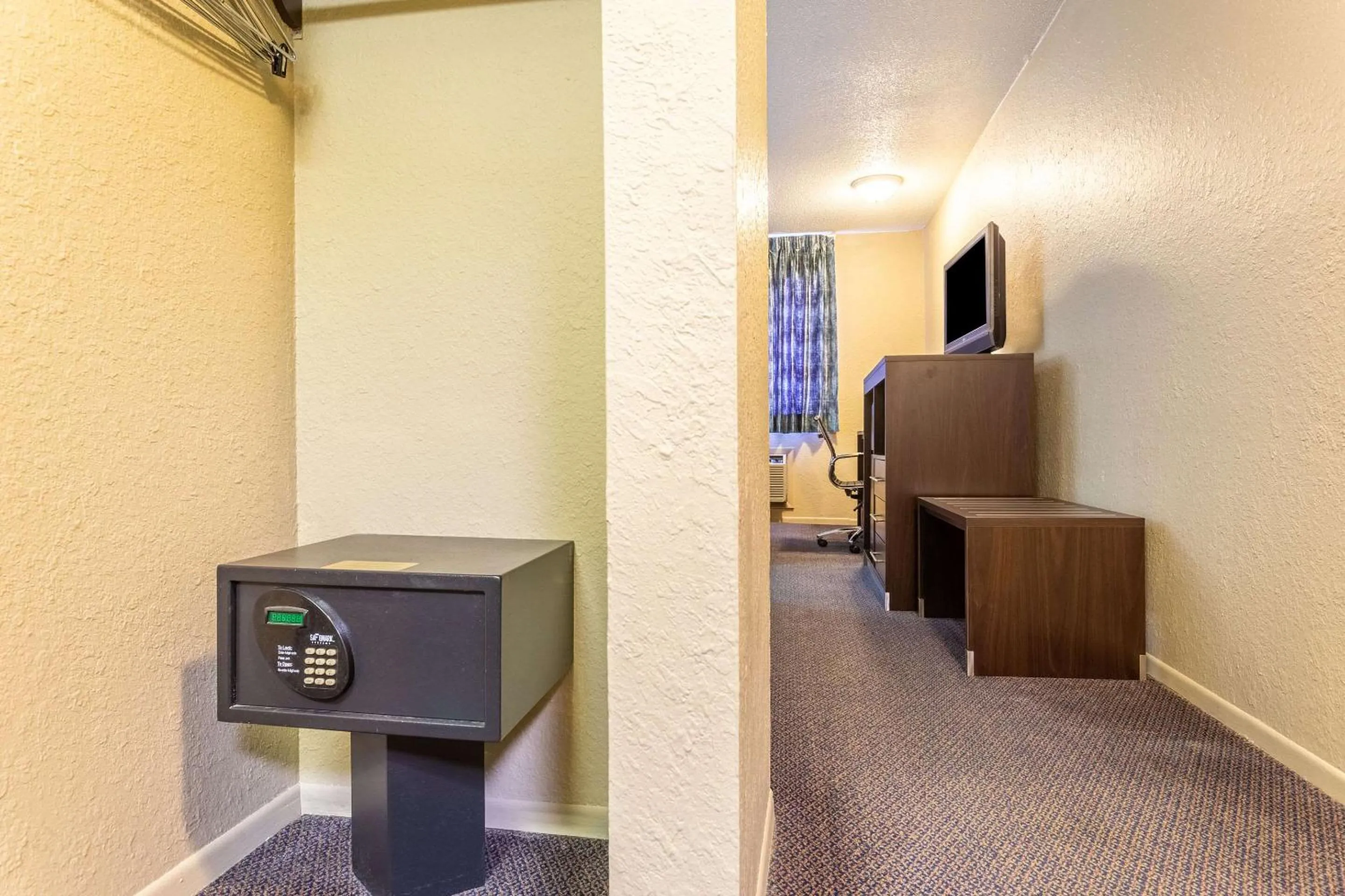 Bedroom in Econo Lodge