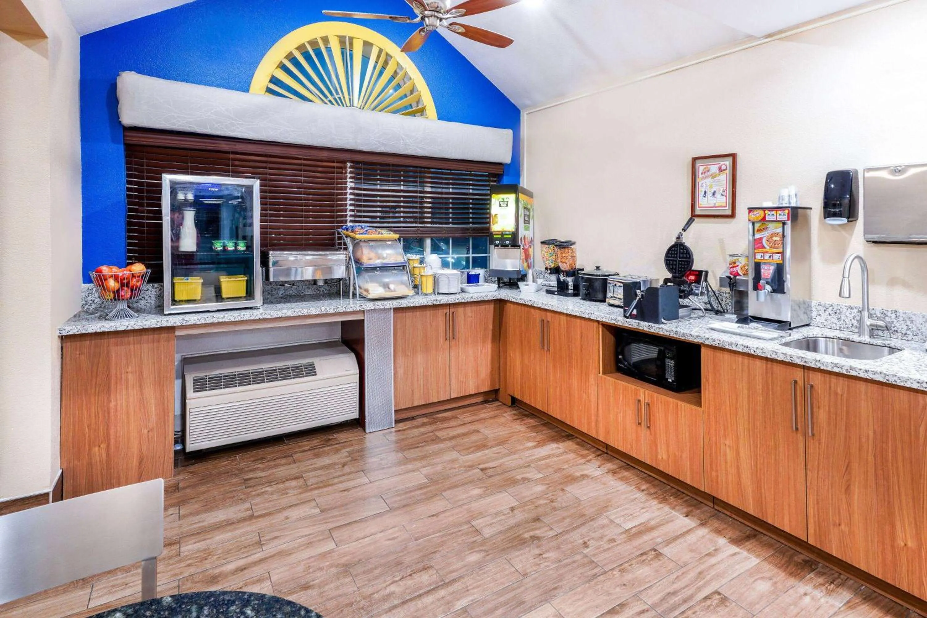 Breakfast in Days Inn & Suites by Wyndham Greeley