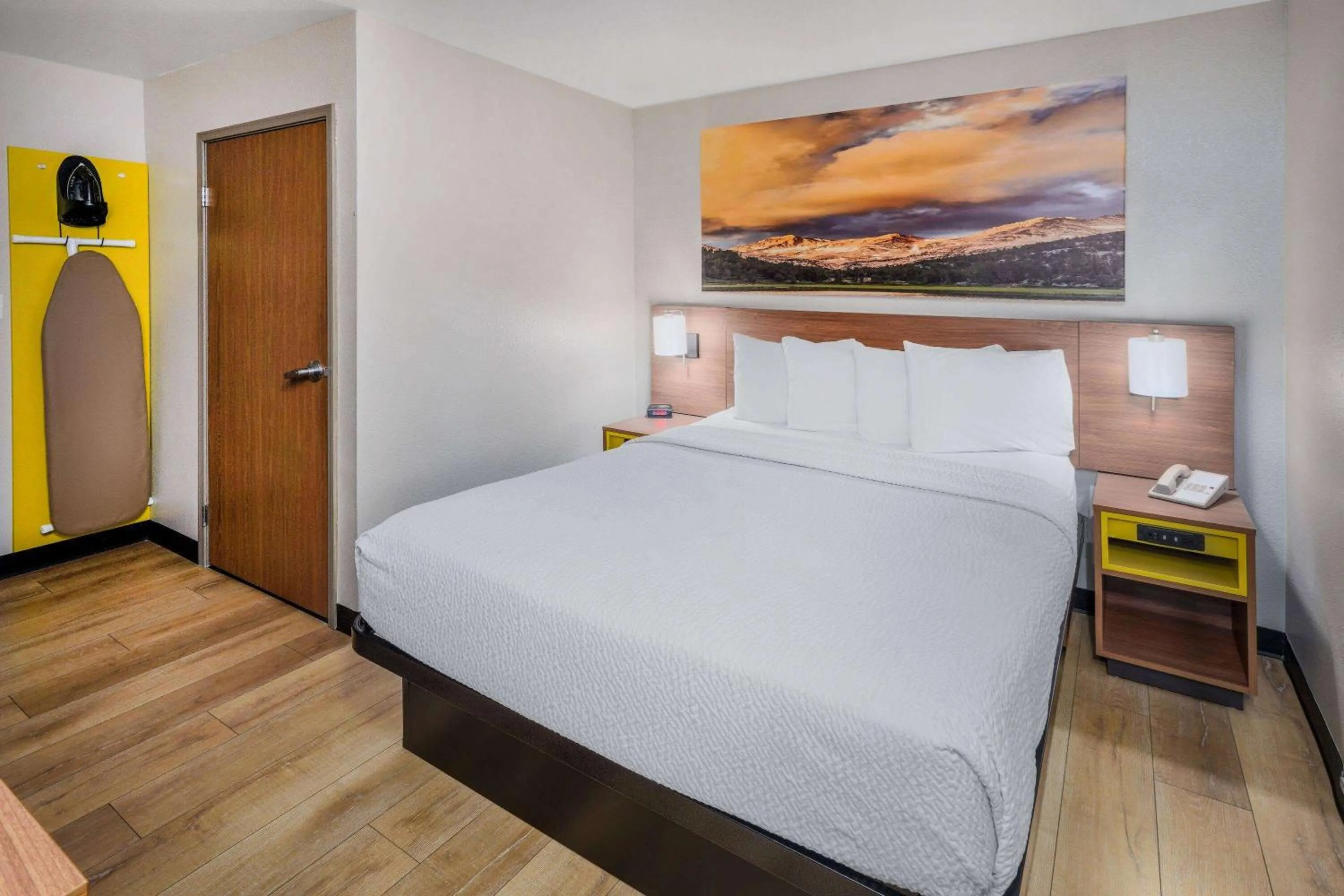 Photo of the whole room, Bed in Days Inn & Suites by Wyndham Greeley