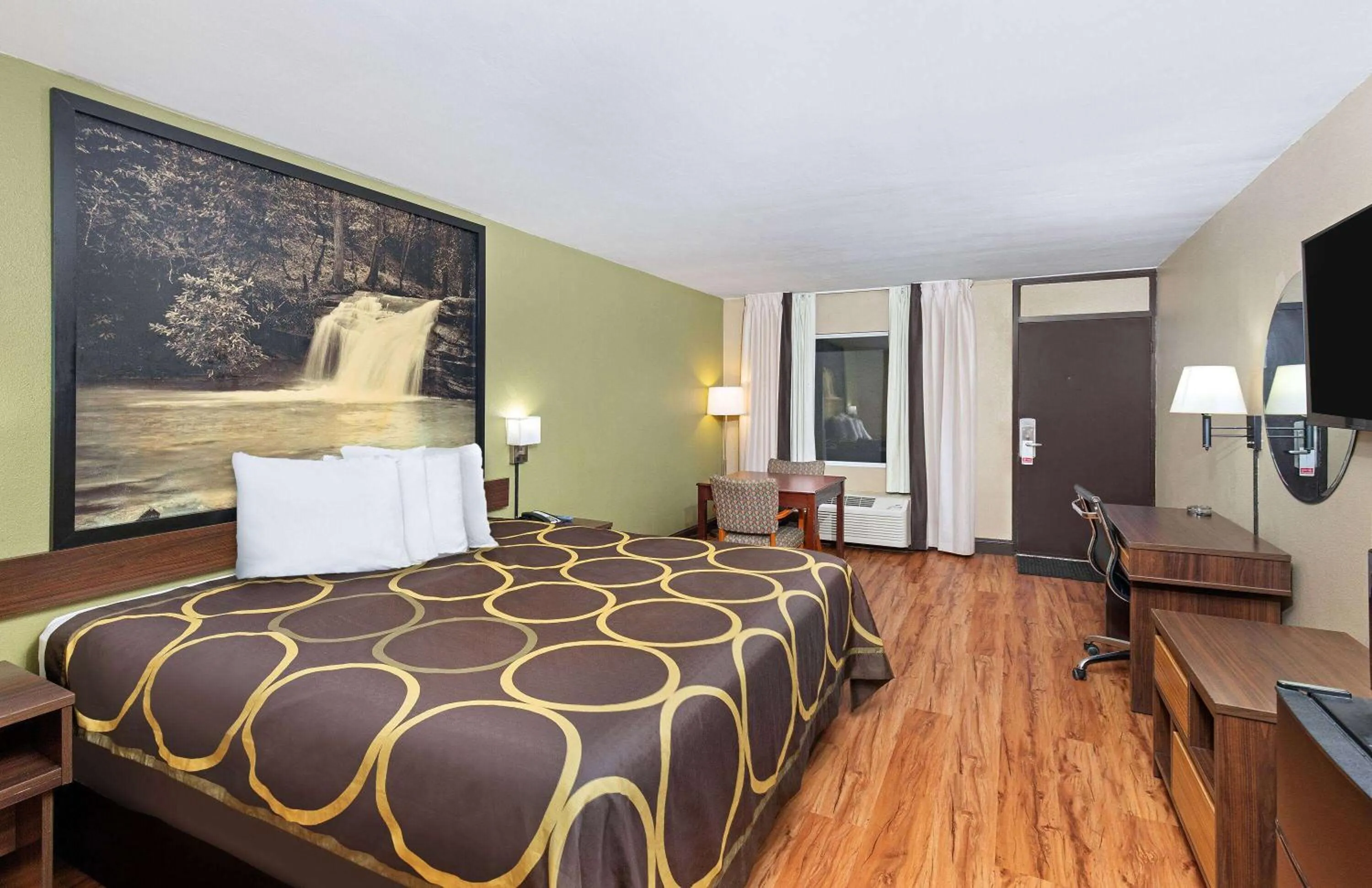 Photo of the whole room, Bed in Super 8 by Wyndham Kingsport