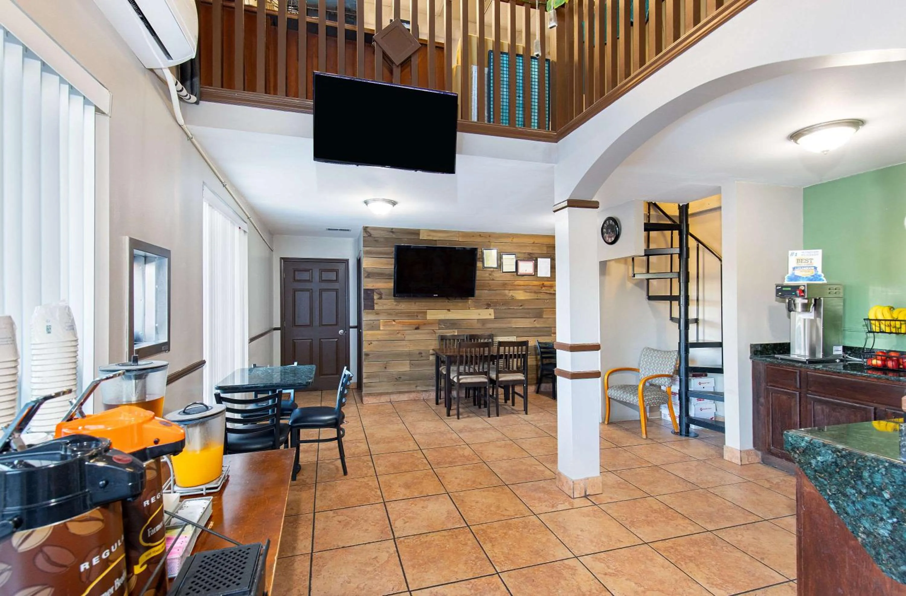 Lobby or reception in Super 8 by Wyndham Kingsport