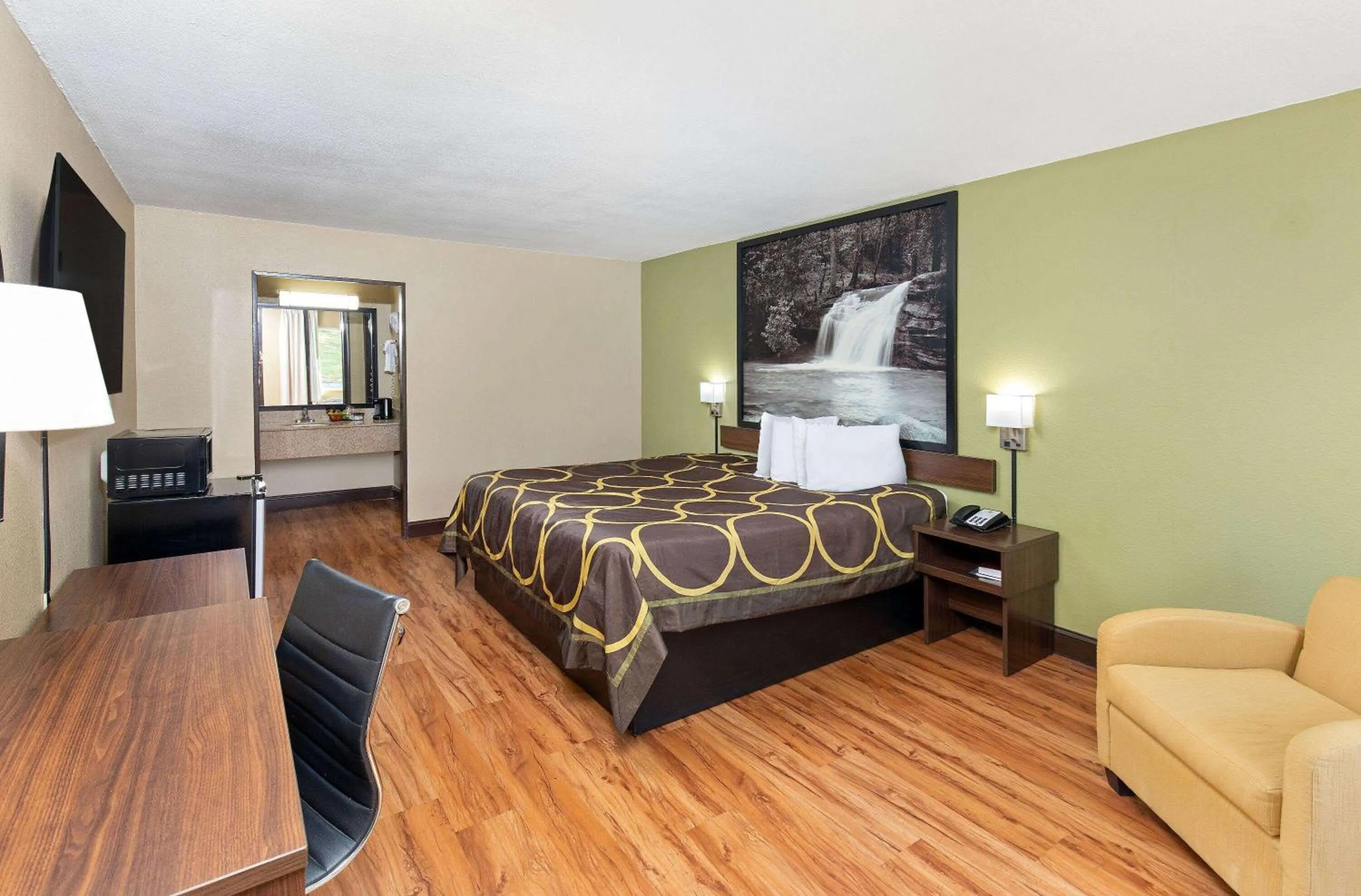 Photo of the whole room, Bed in Super 8 by Wyndham Kingsport