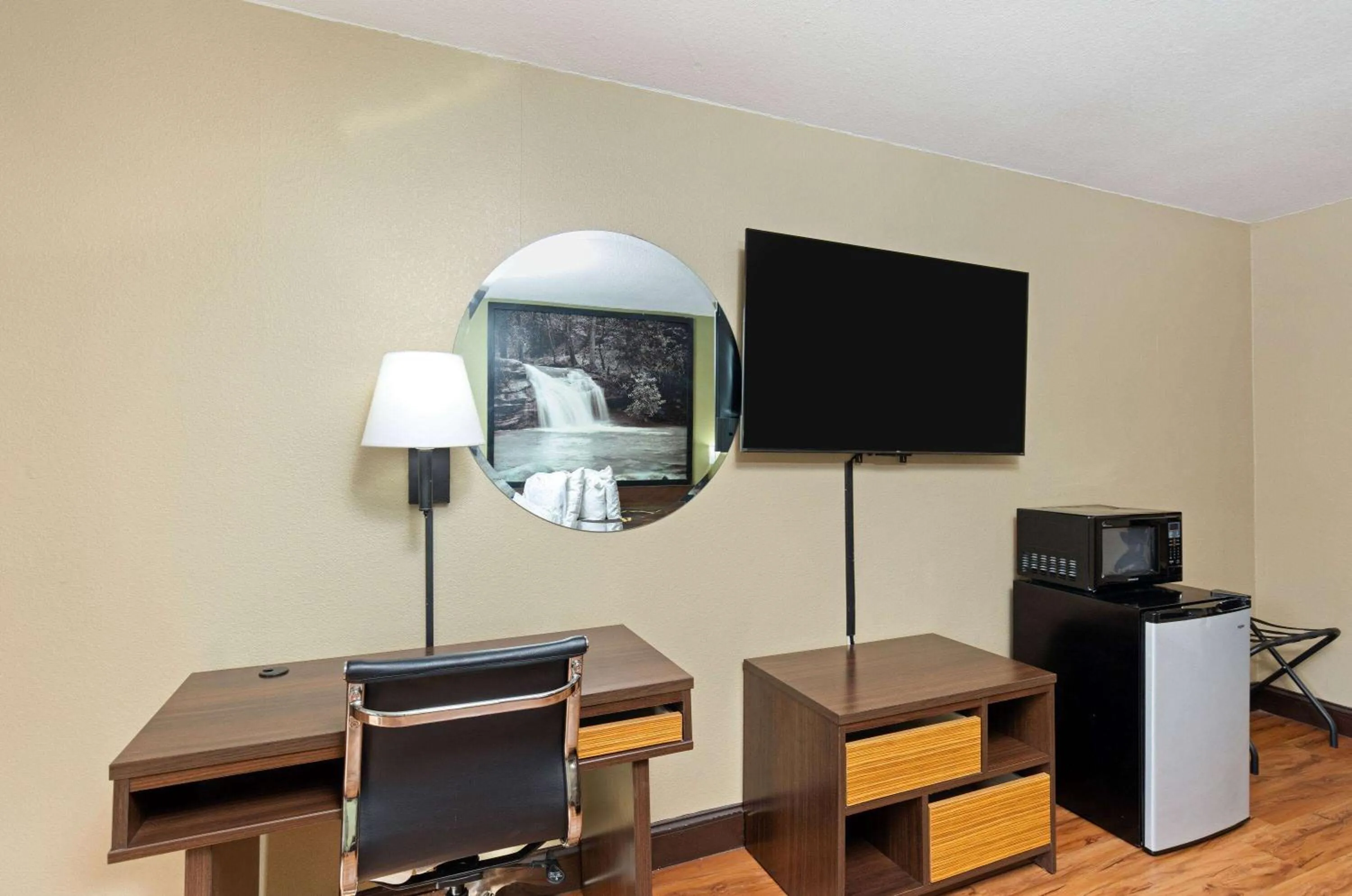 Photo of the whole room in Super 8 by Wyndham Kingsport