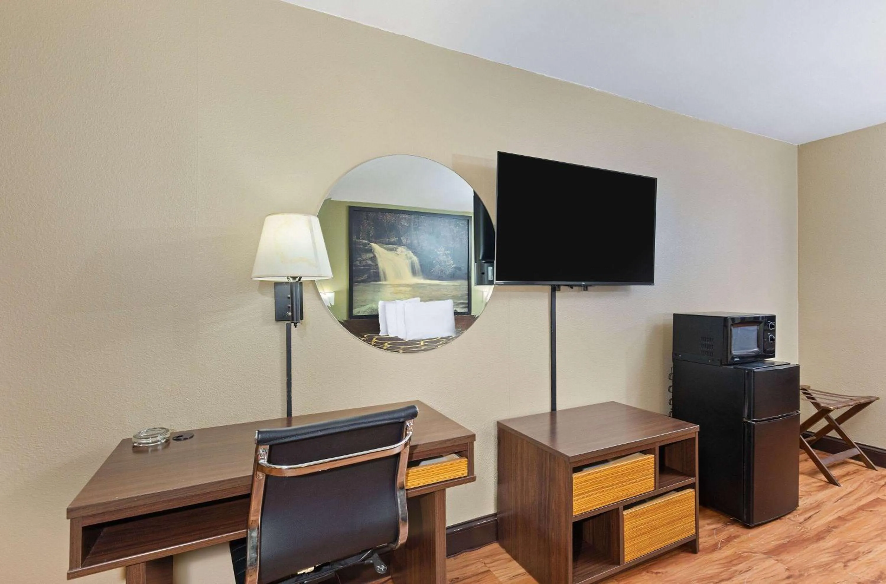 Photo of the whole room in Super 8 by Wyndham Kingsport