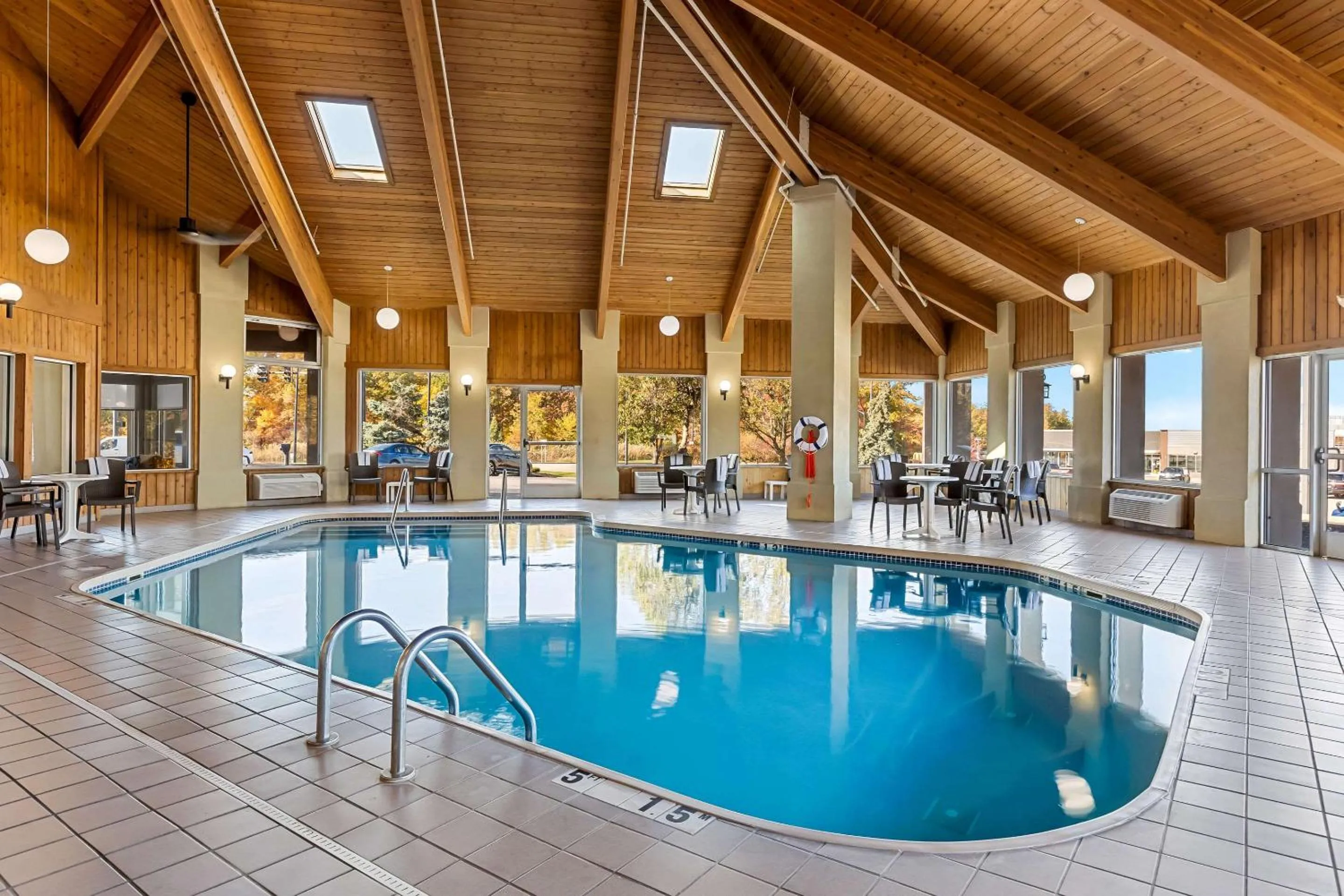 Swimming pool in Comfort Inn