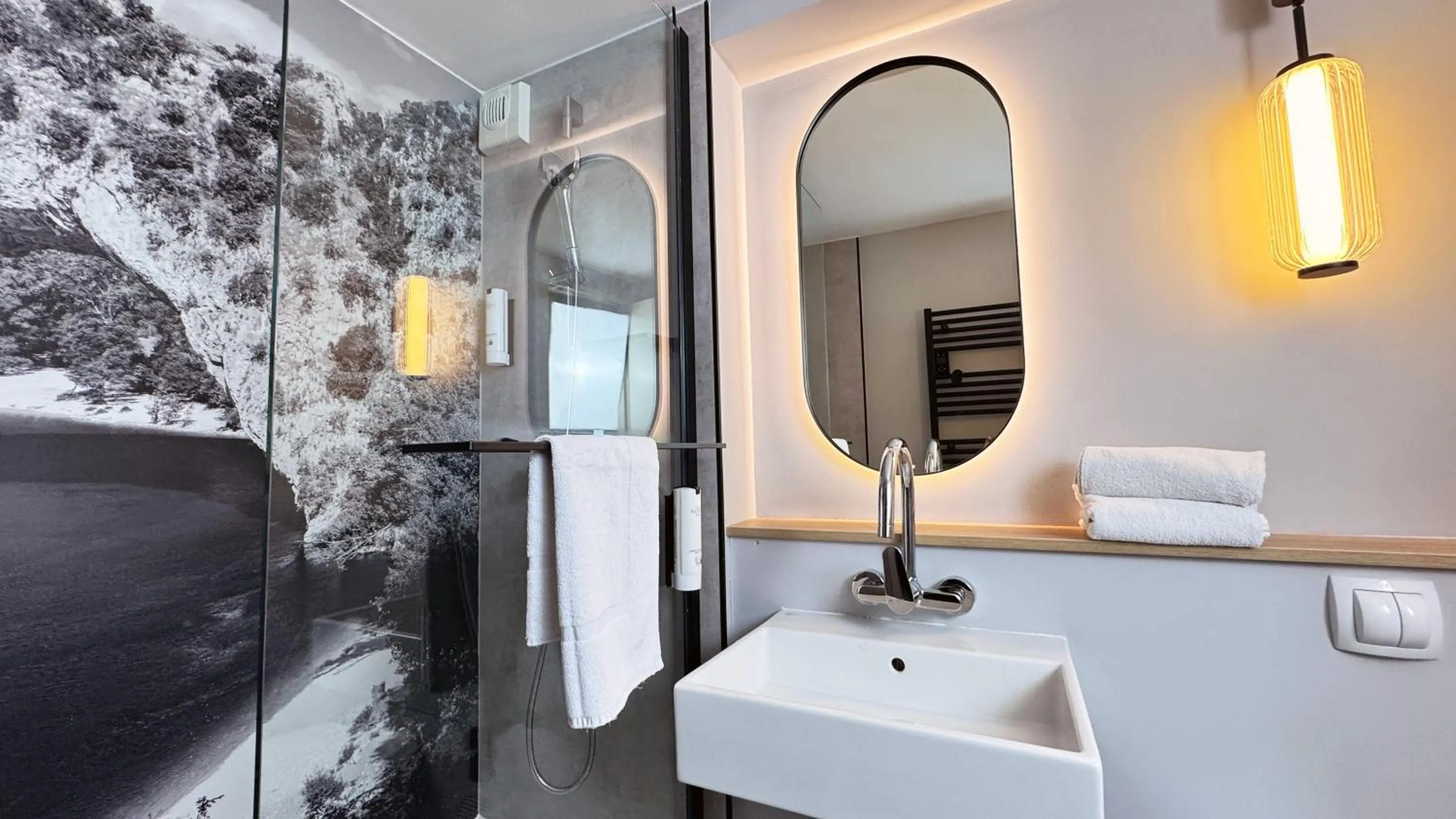 Shower in Campanile Orange Centre sortie 21 sur A7 A9