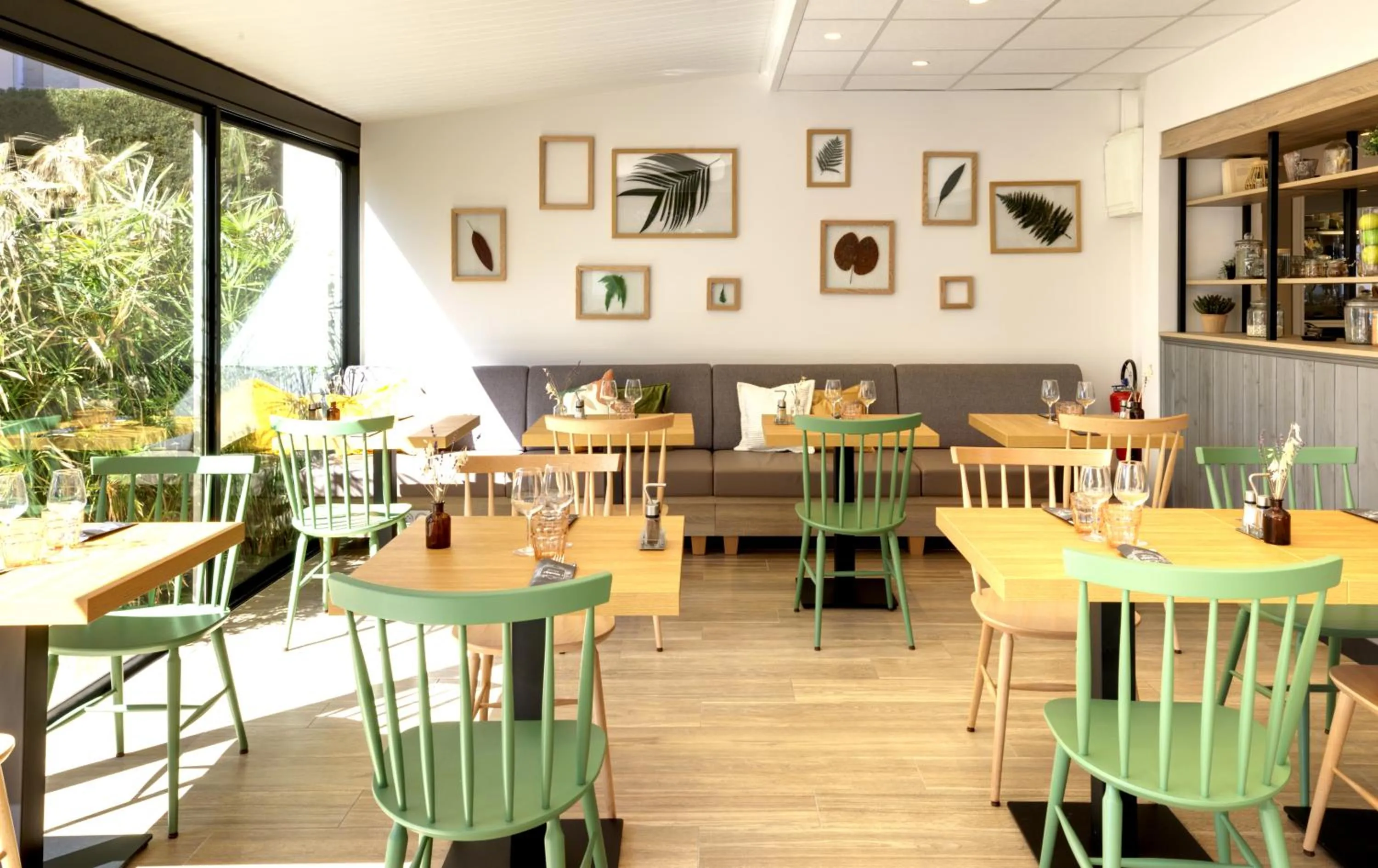 Restaurant/places to eat in Campanile Orange Centre sortie 21 sur A7 A9