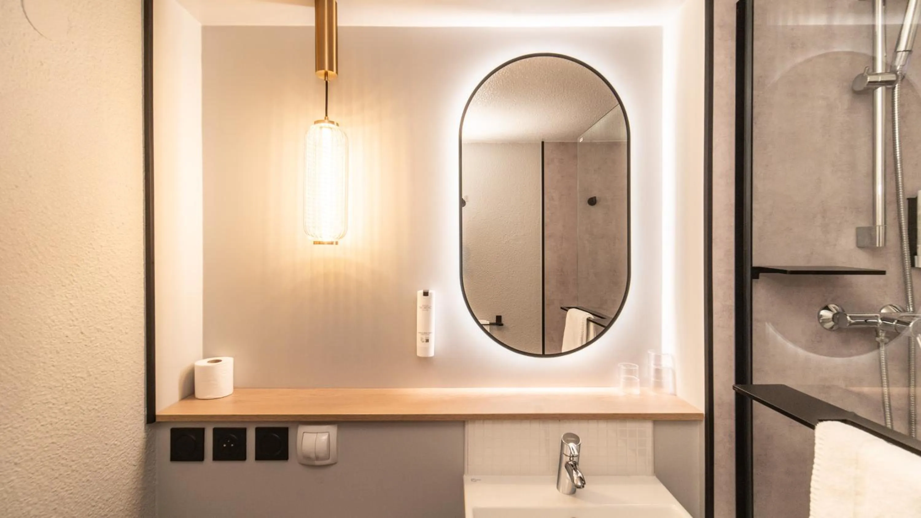 Shower in Campanile Orange Centre sortie 21 sur A7 A9